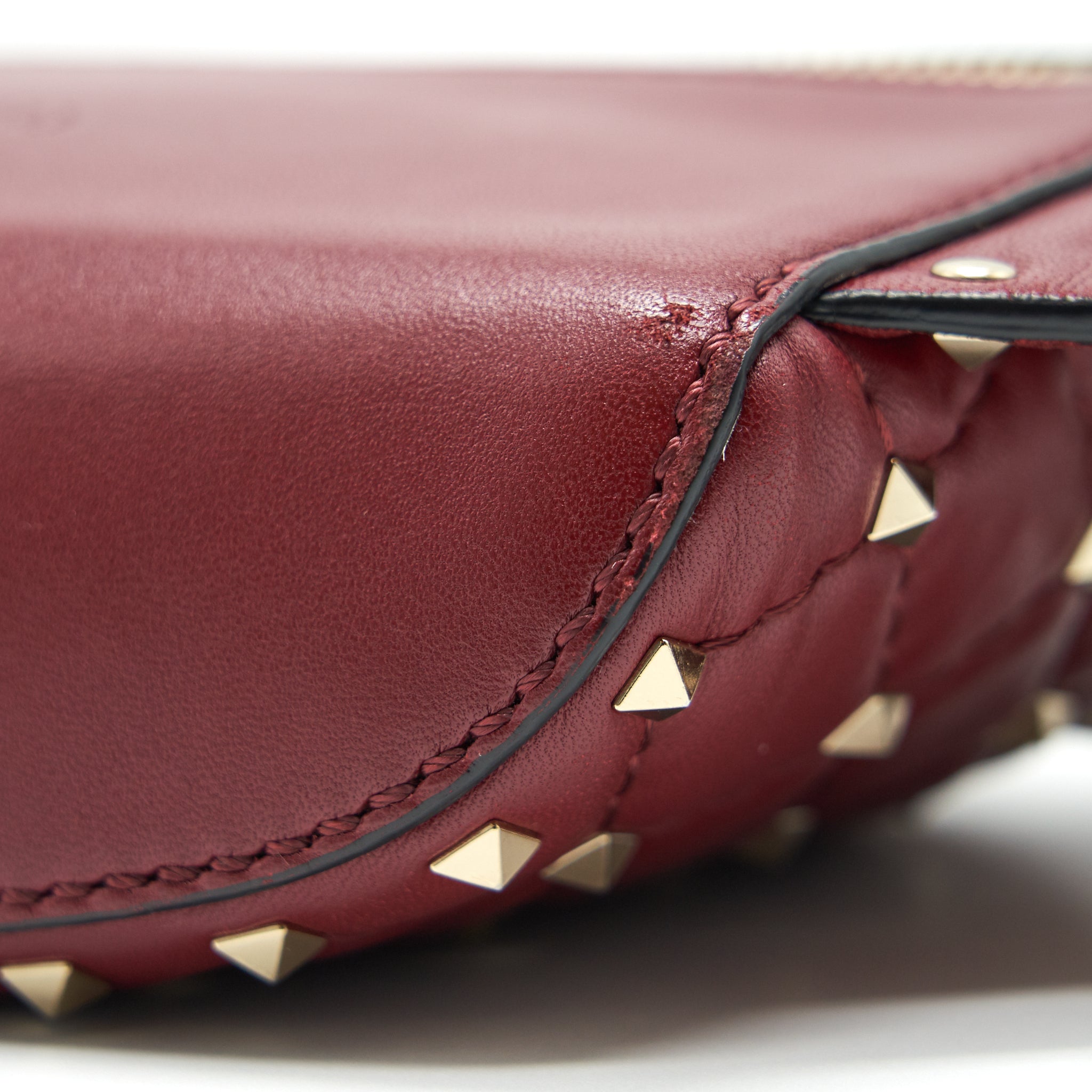 VALENTINO ROCKSTUD SPIKE QUILTED-LEATHER BELT BAG BURGUNDY 95CM