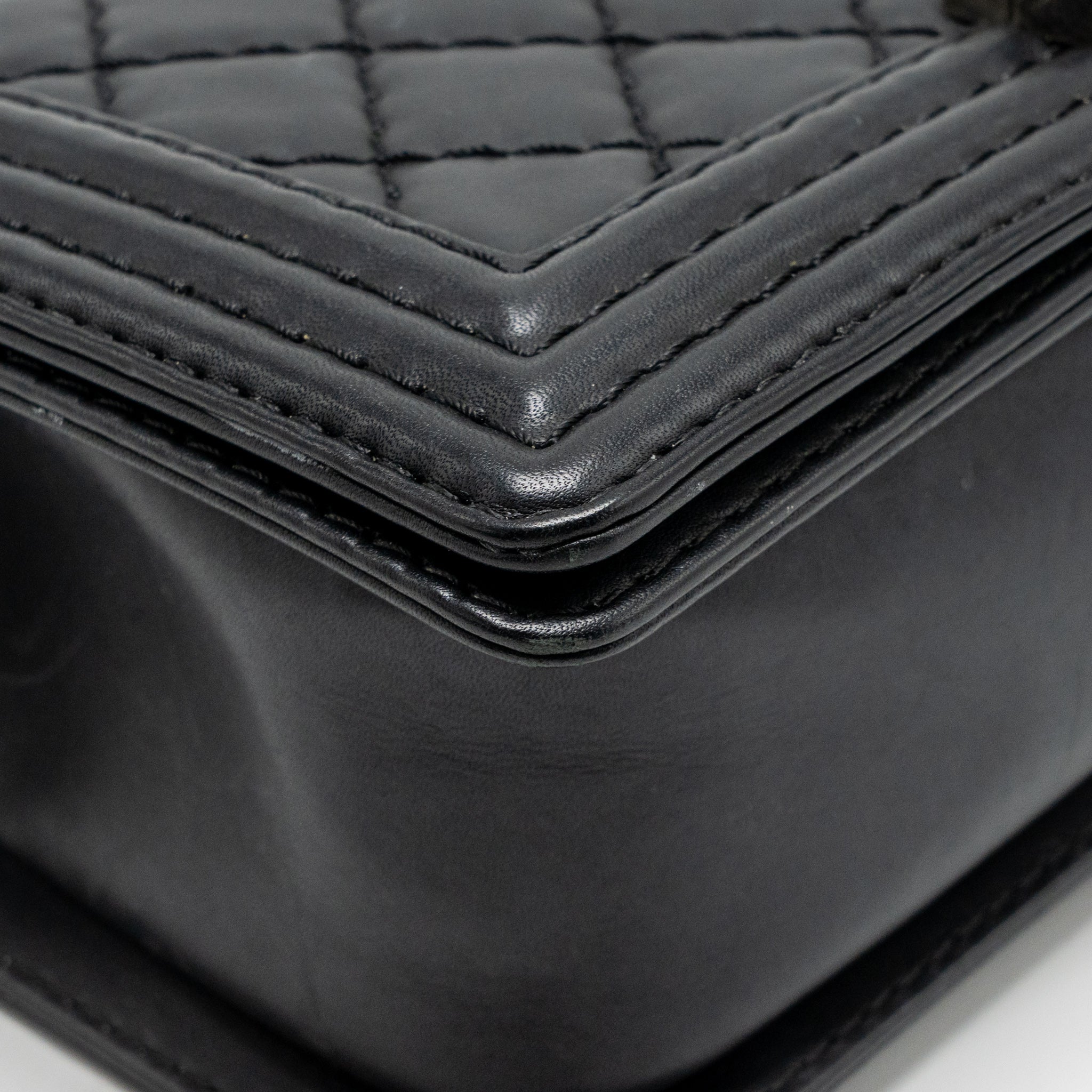 CHANEL MEDIUM BOY BAG CALFSKIN BLACK RUTHENIUM SHW