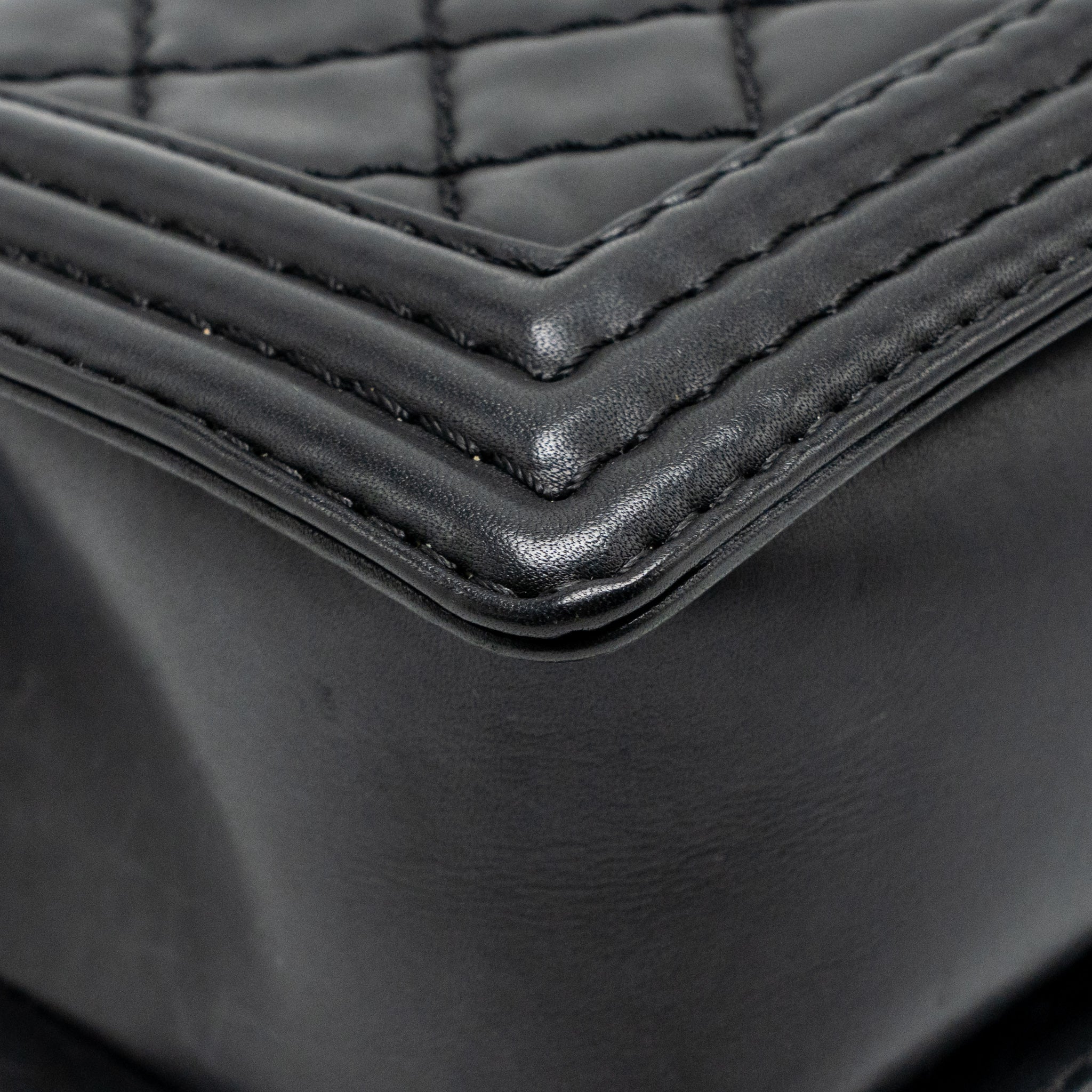 CHANEL MEDIUM BOY BAG CALFSKIN BLACK RUTHENIUM SHW