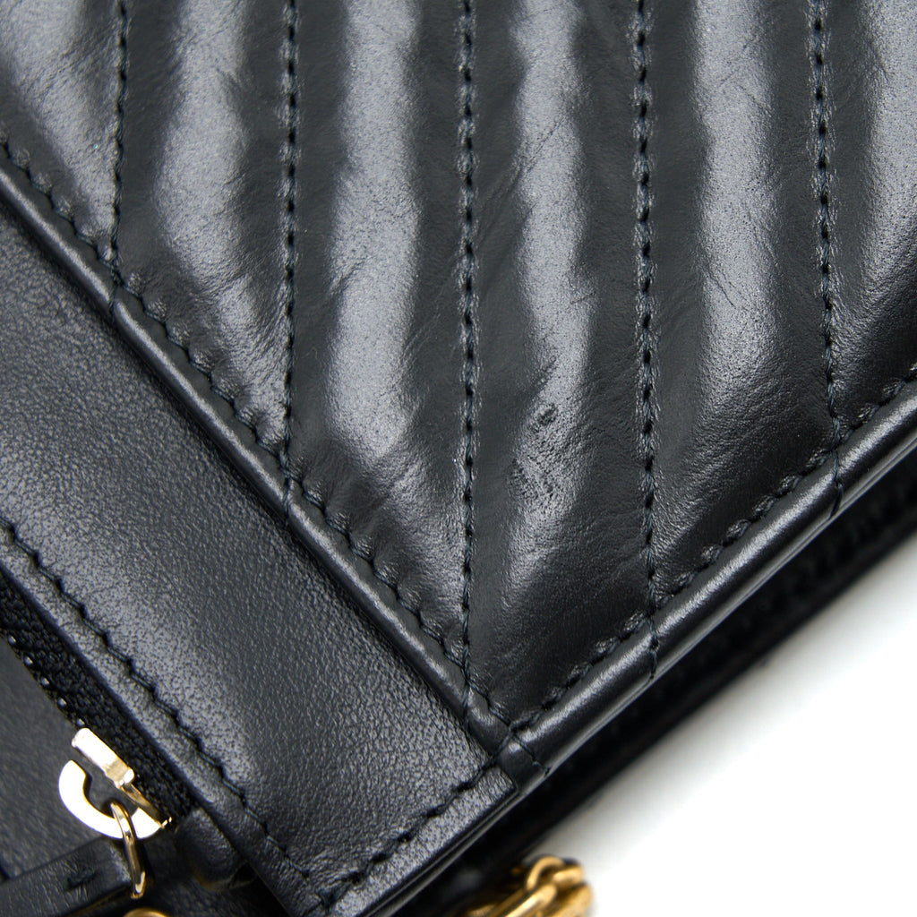 CHANEL 2.55 REISSUE WALLET ON CHAIN CHEVRON AGED CALFSKIN BLACK BRUSHED GHW (MICROCHIP)