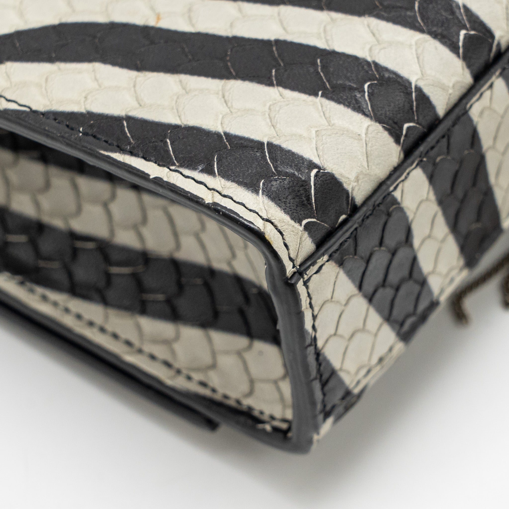 SAINT LAURENT/YSL MEDIUM KATE SHOULDER BAG WITH TASSEL EMBOSSED LEATHER BLACK/WHITE SHW