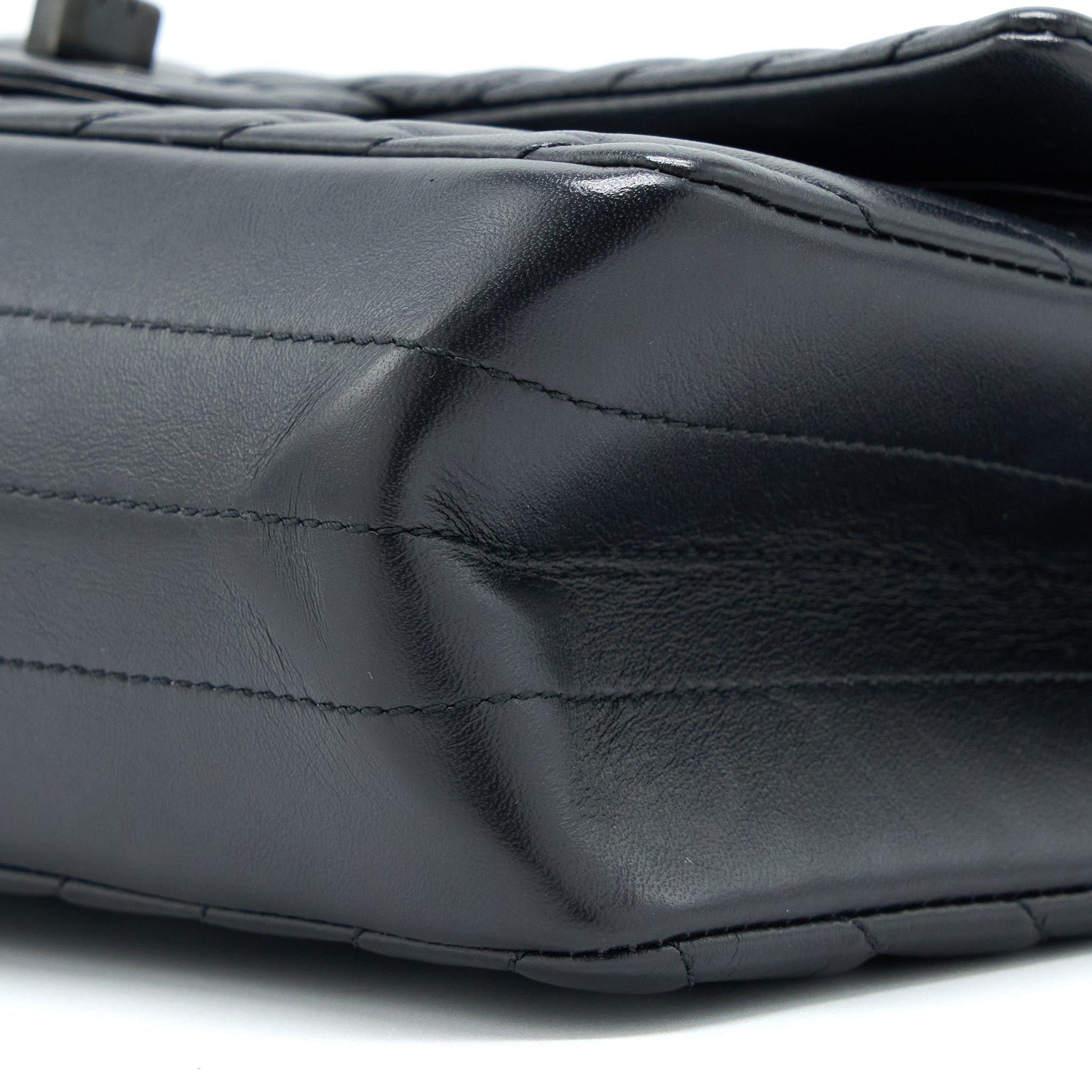 CHANEL 2.55 REISSUE SMALL DOUBLE FLAP BAG CHEVRON AGED CALFSKIN BLACK WITH BLACK HARDWARE