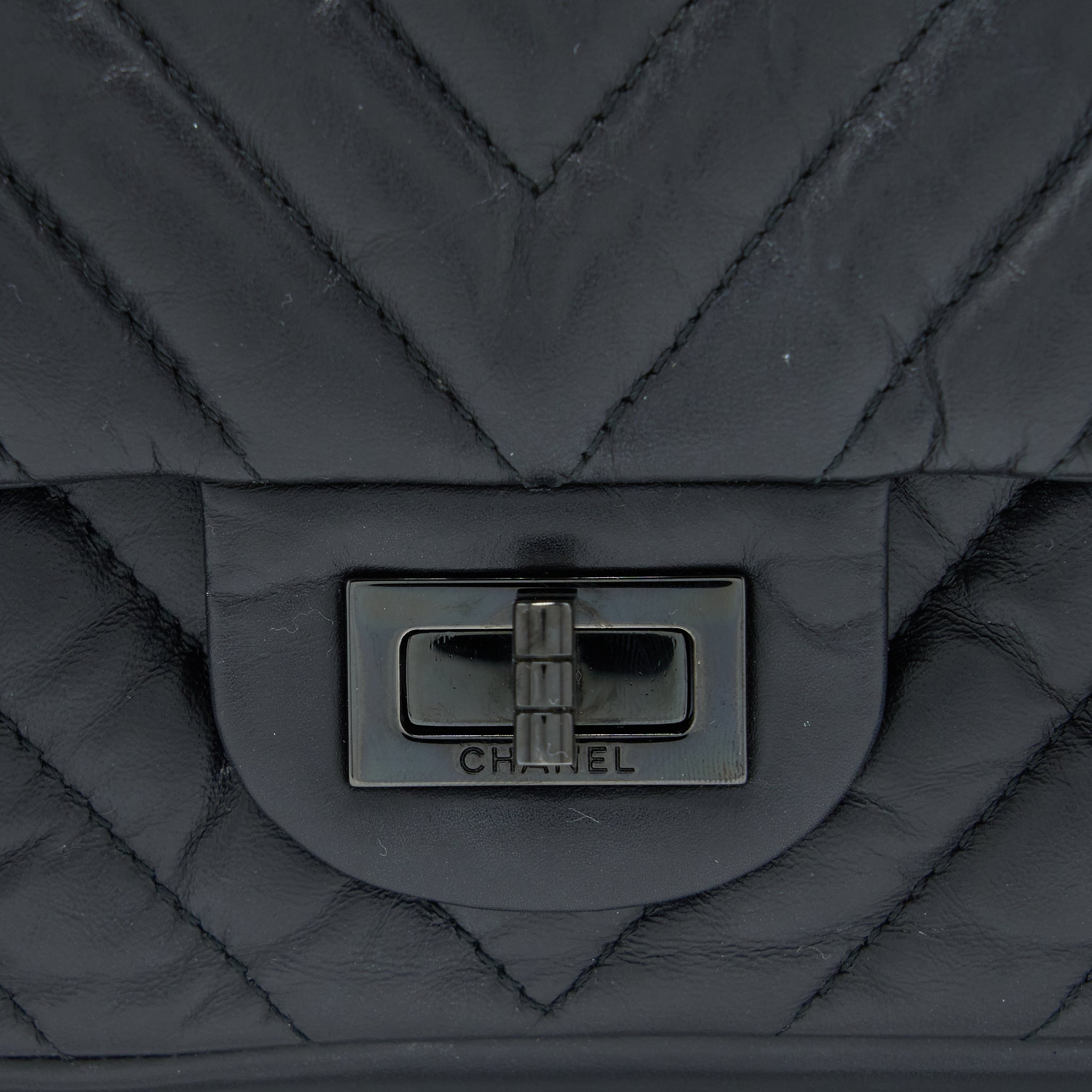CHANEL 2.55 REISSUE SMALL DOUBLE FLAP BAG CHEVRON AGED CALFSKIN BLACK WITH BLACK HARDWARE