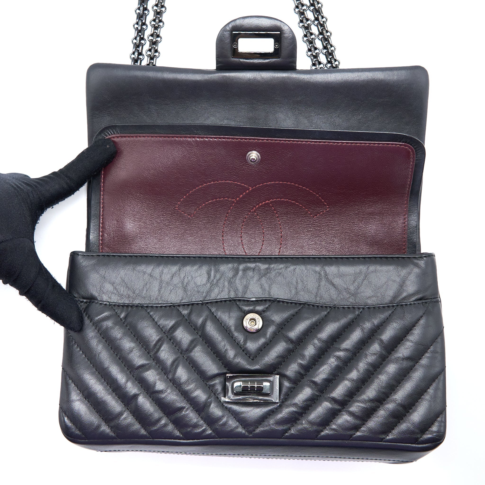 CHANEL 2.55 REISSUE SMALL DOUBLE FLAP BAG CHEVRON AGED CALFSKIN BLACK WITH BLACK HARDWARE