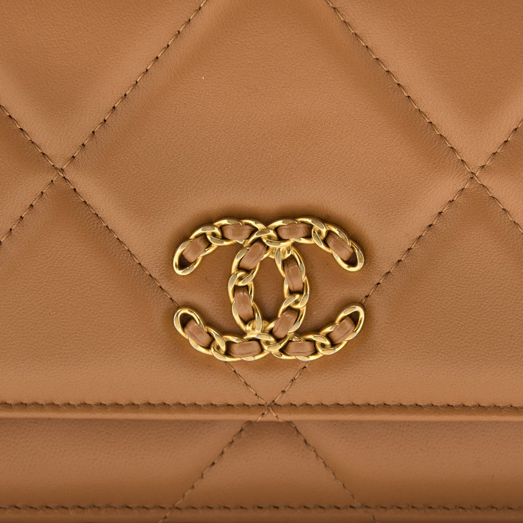 CHANEL 19 WALLET ON CHAIN LAMBSKIN CARAMEL MULTICOLOUR HARDWARE (MICROCHIP)
