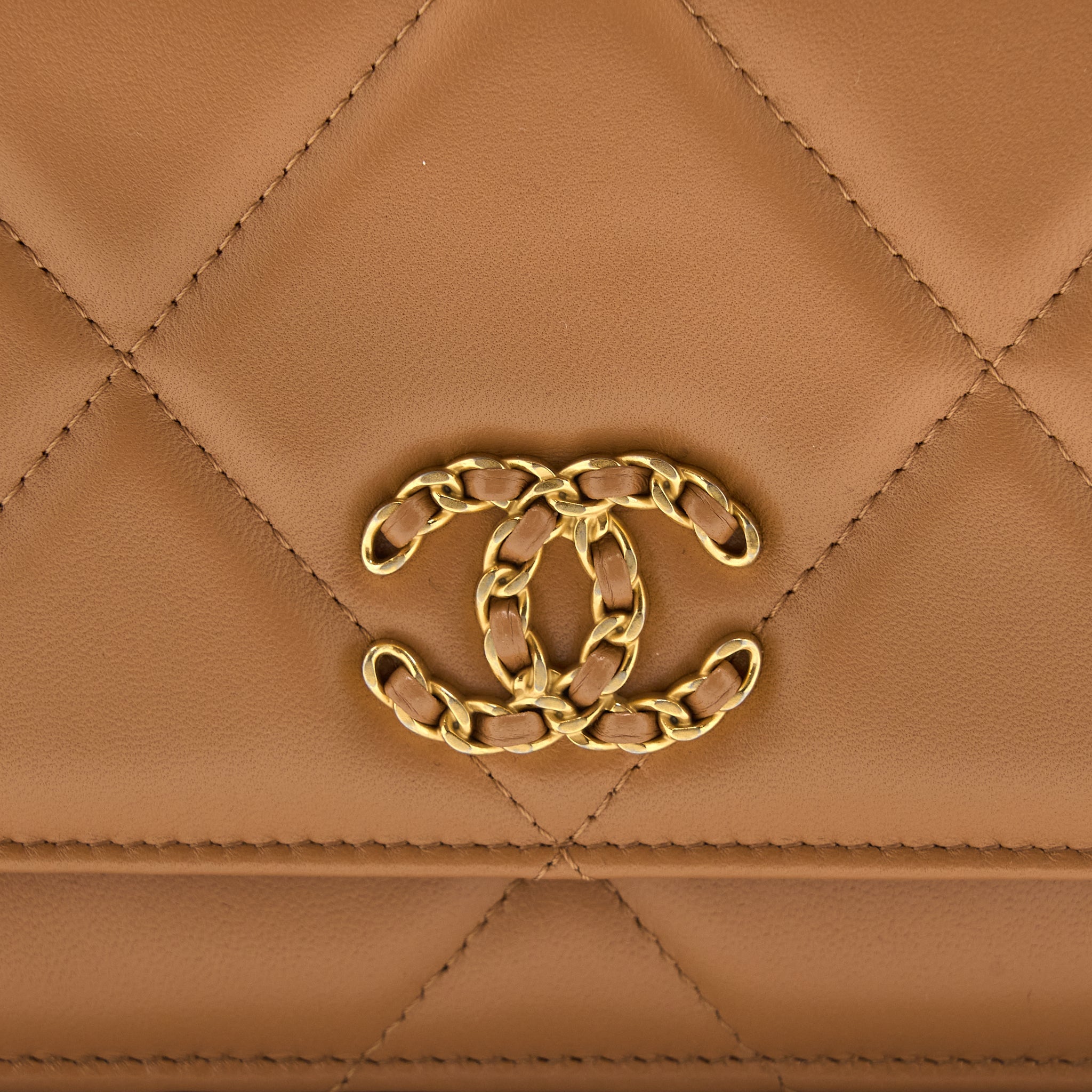 CHANEL 19 WALLET ON CHAIN LAMBSKIN CARAMEL MULTICOLOUR HARDWARE (MICROCHIP)