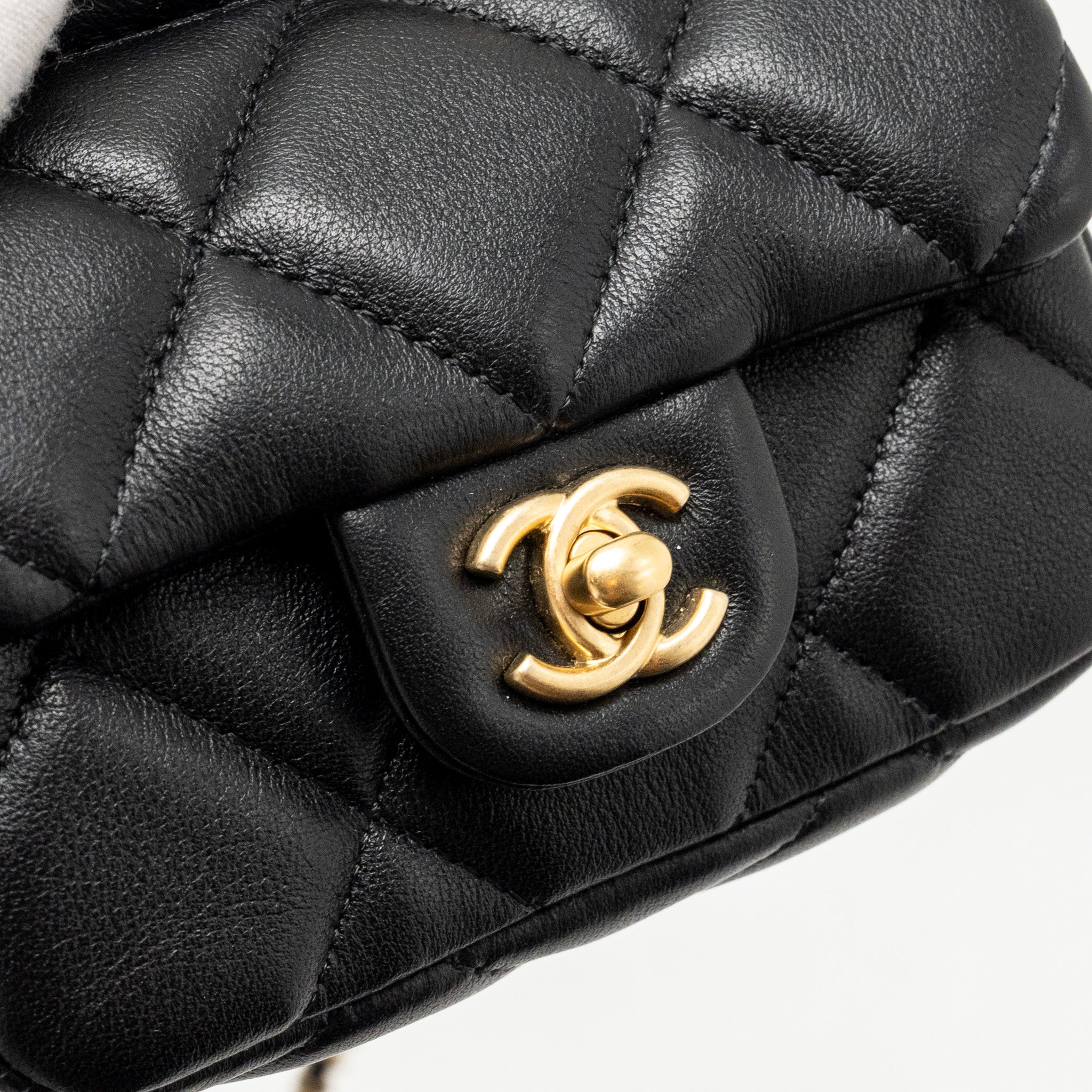 CHANEL 21A TOP HANDLE MINI FLAP CARD HOLDER WITH CHAIN LAMBSKIN BLACK GHW