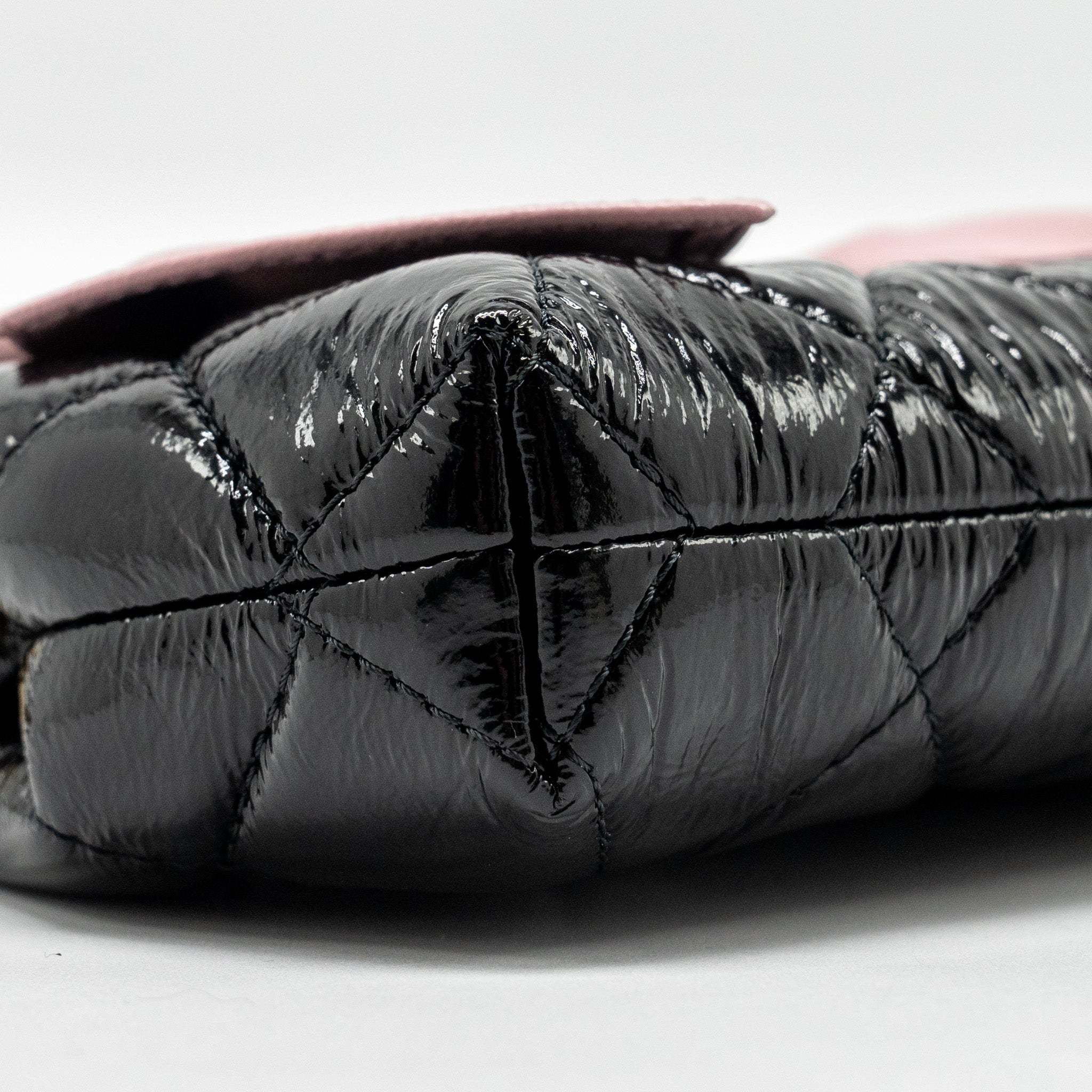 CHANEL 24A BOWKNOT CLUTCH WITH CHAIN PATENT CRUMPLED LAMBSKIN/SHINY LAMBSKIN BLACK/PINK GHW (MICROCHIP)