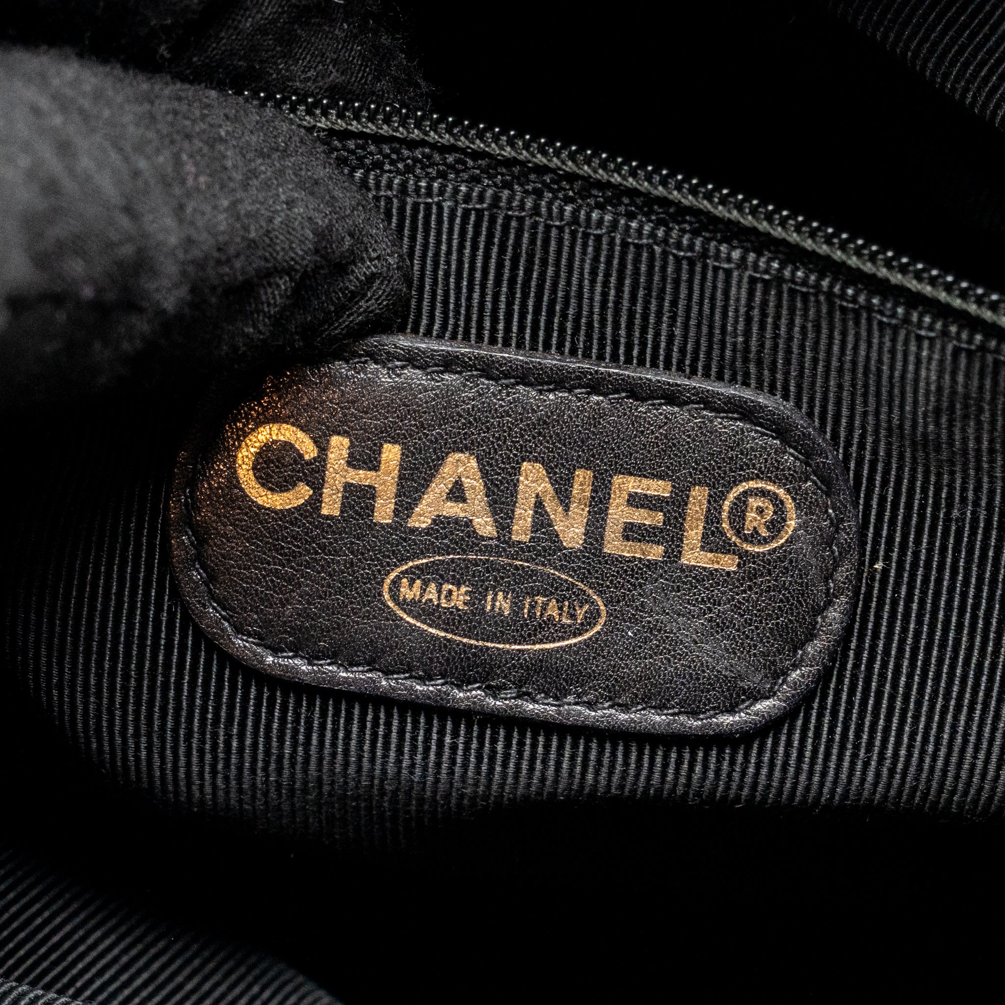 CHANEL QUILTEDE ZIP SHOULDER BAG CAVIAR BLACK GHW