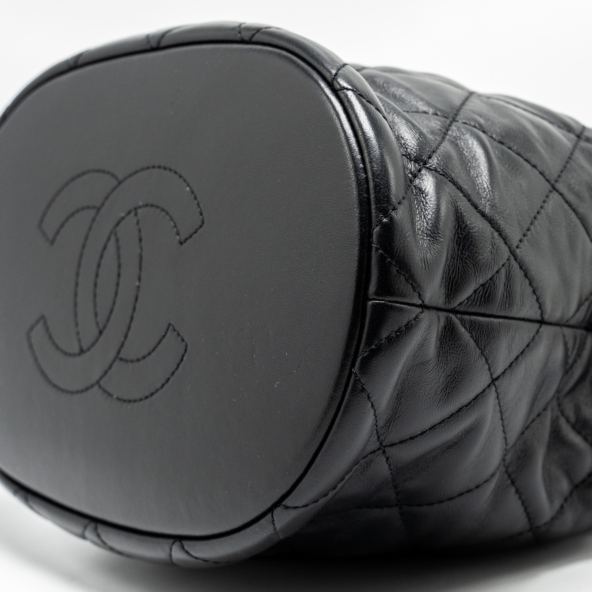 CHANEL 22P DRAWSTRING BUCKET BAG LAMBSKIN BLACK GHW (MICROCHIP)