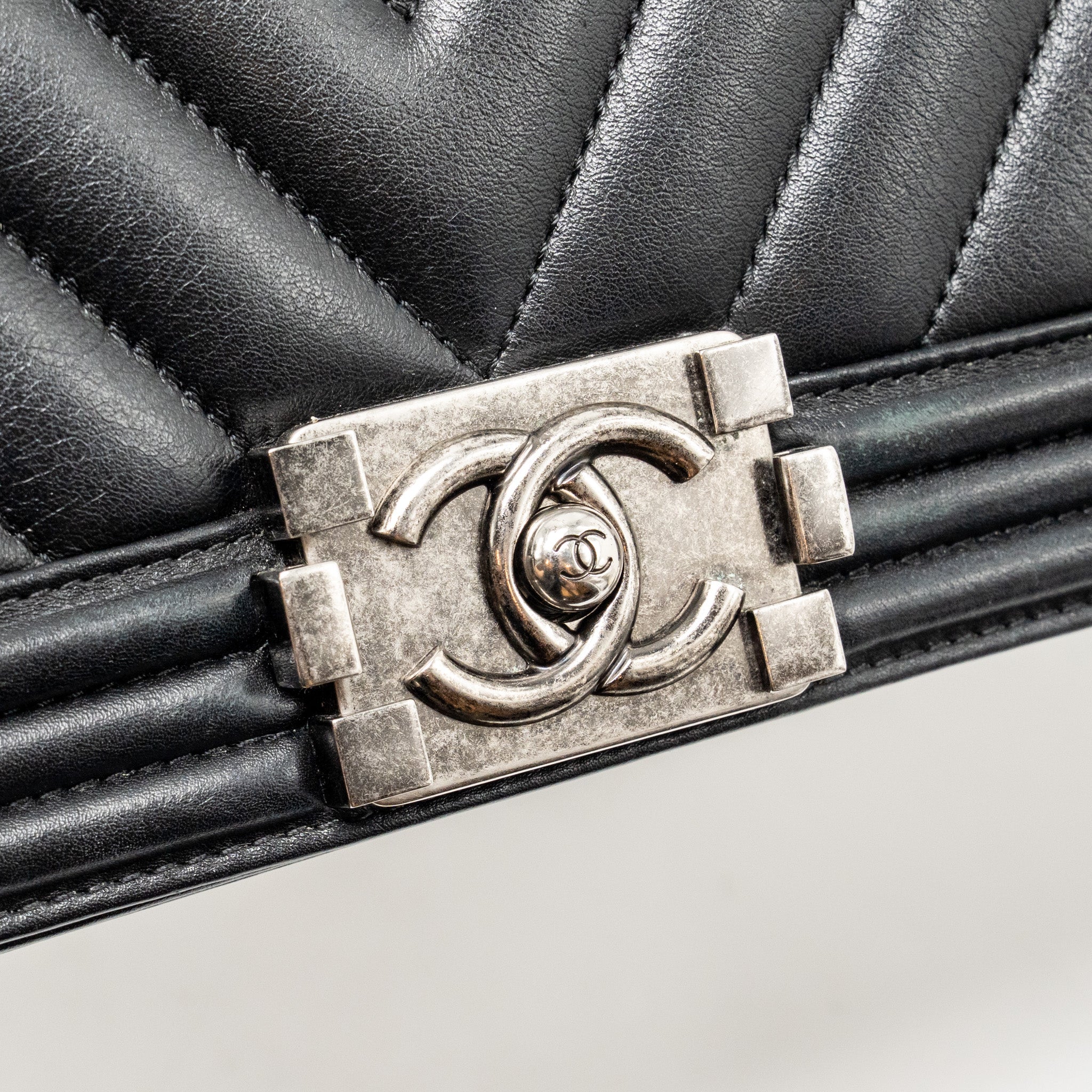 CHANEL CHEVRON MEDIUM BOY BAG CALFSKIN BLACK RUTHENIUM SHW