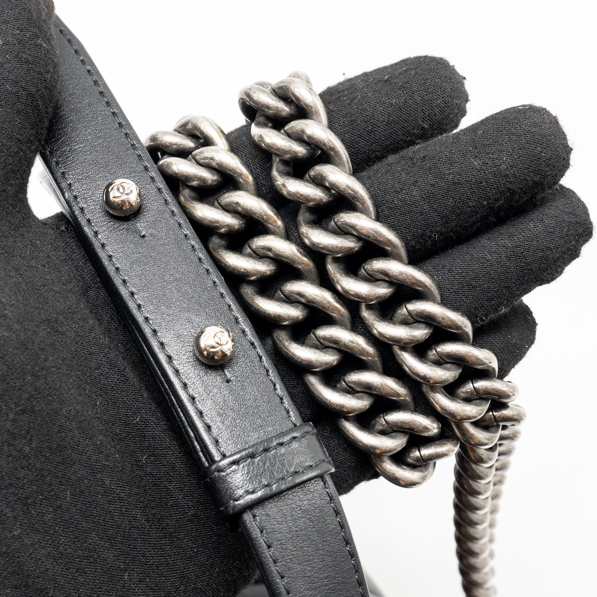 CHANEL CHEVRON MEDIUM BOY BAG CALFSKIN BLACK RUTHENIUM SHW