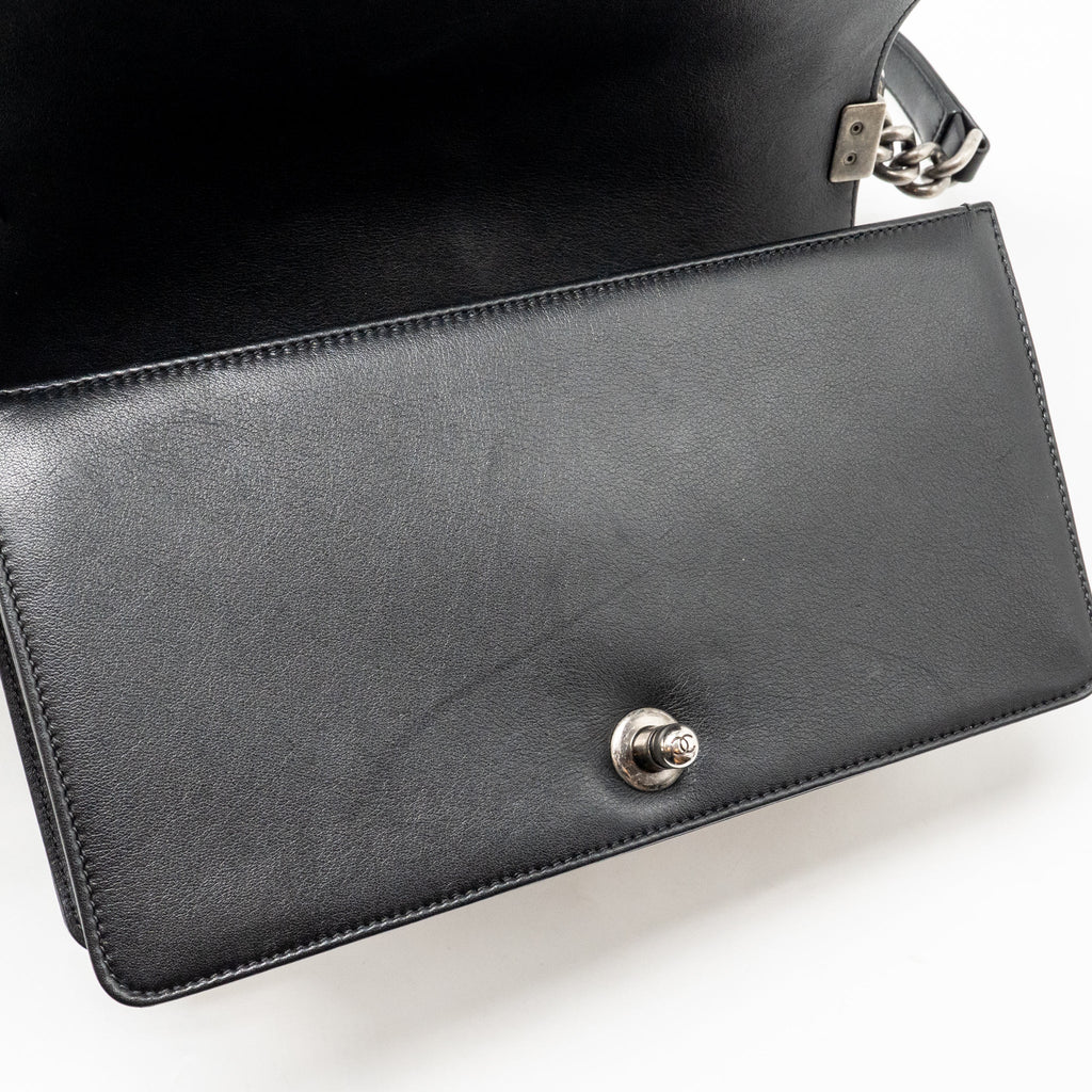 CHANEL CHEVRON MEDIUM BOY BAG CALFSKIN BLACK RUTHENIUM SHW