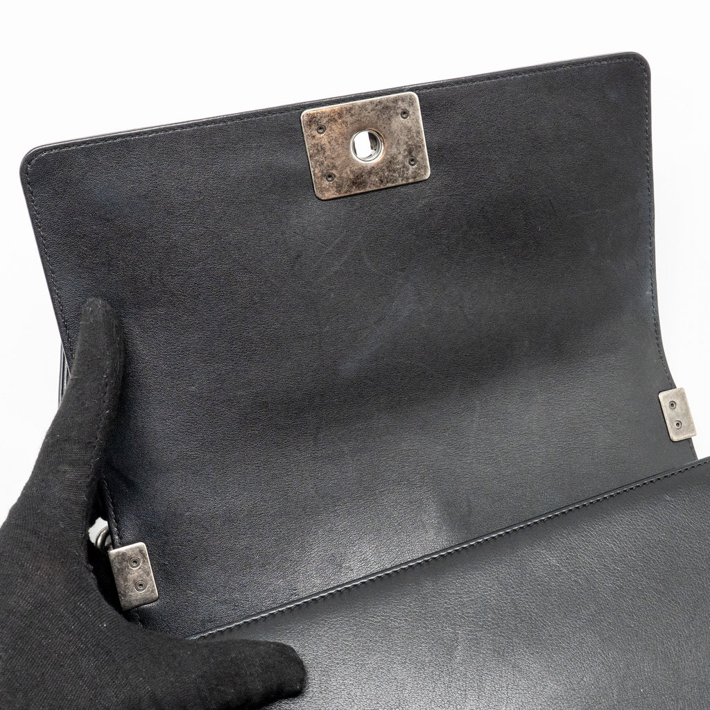 CHANEL CHEVRON MEDIUM BOY BAG CALFSKIN BLACK RUTHENIUM SHW