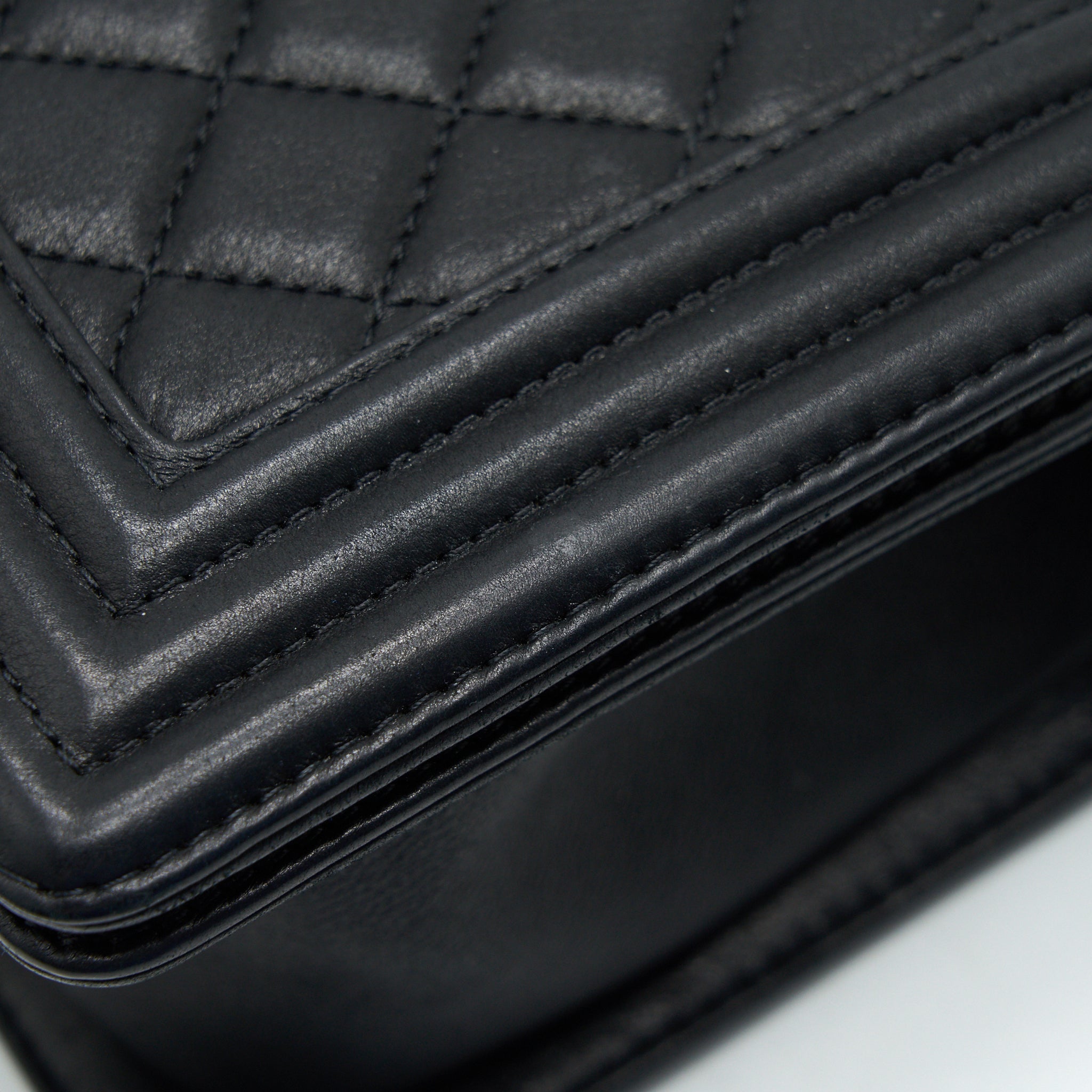 CHANEL MEDIUM BOY CHANEL HANDBAG BLACK RUTHENIUM HARDWARE