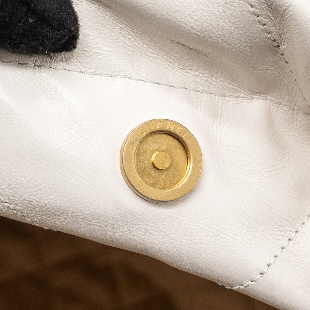 CHANEL MEDIUM 22 BAG CALFSKIN WHITE GHW (MICROCHIP)