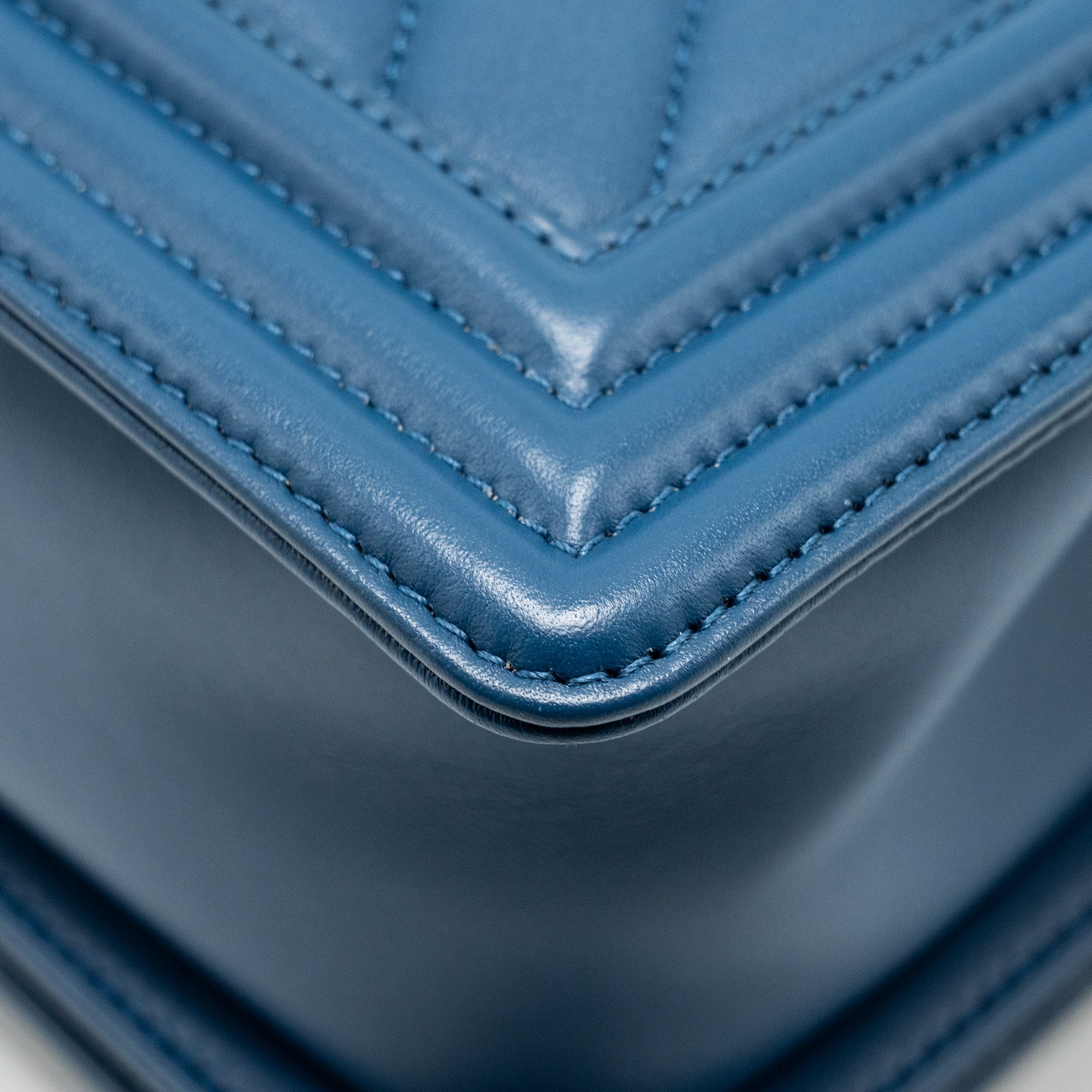 CHANEL MEDIUM CHEVRON BOY BAG CALFSKIN BLUE GHW