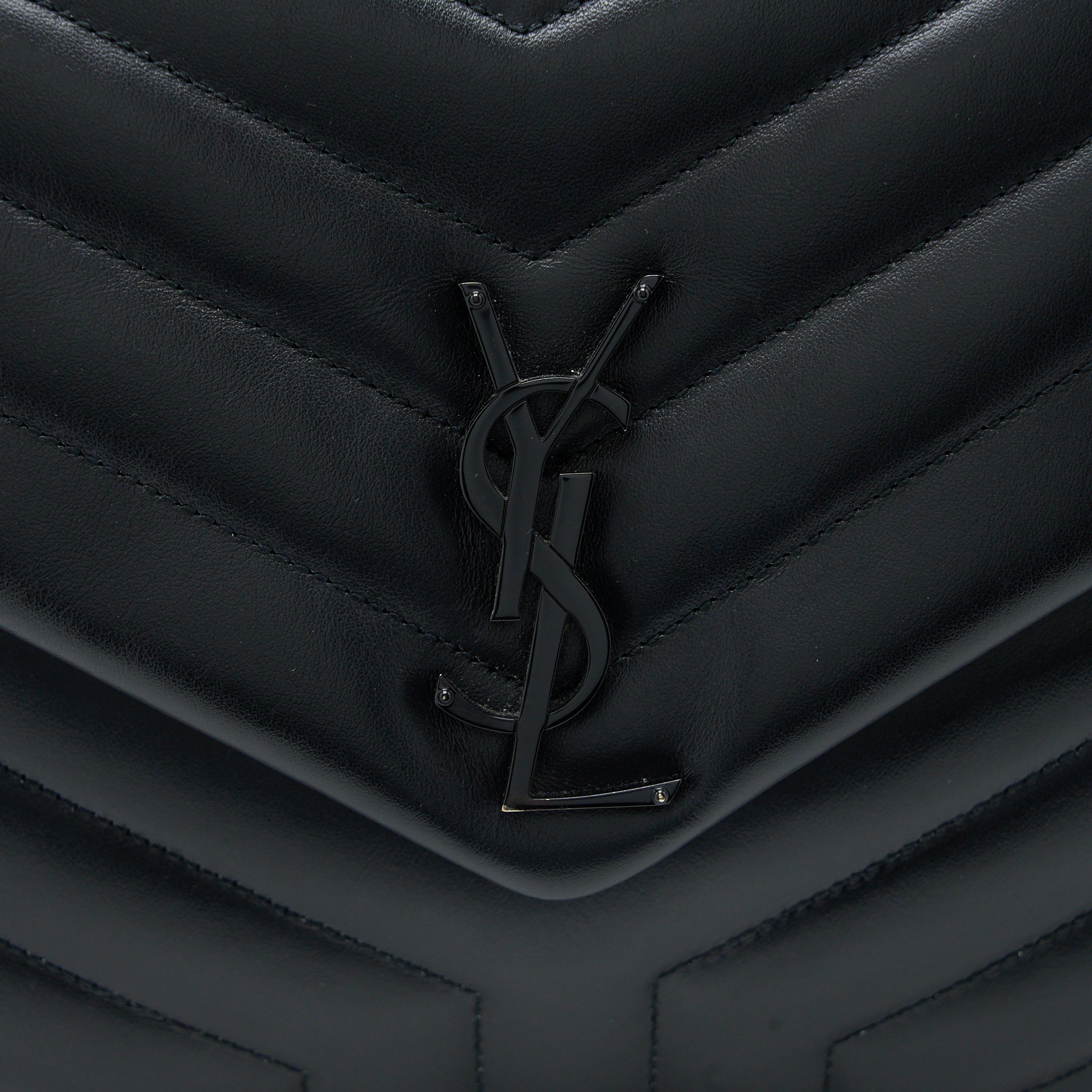 SAINT LAURENT / YSL MEDIUM LOULOU SHOULDER BAG CALFSKIN BLACK WITH BLACK HARDWARE
