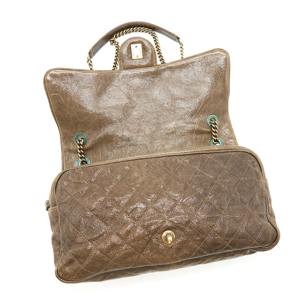 CHANEL SEASONAL CAVIAR JUMBO FLAP BAG WITH GHW