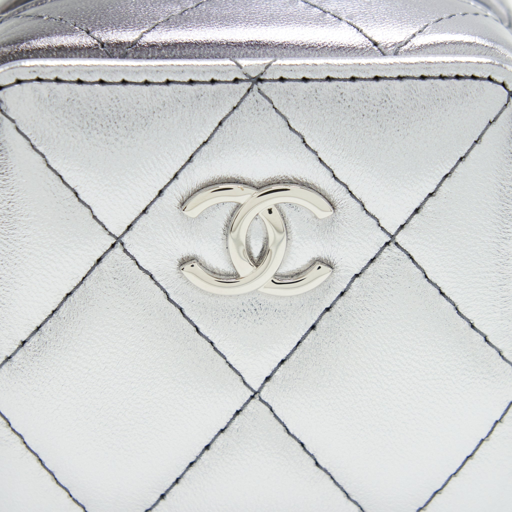 CHANEL MINI VANITY WITH GIANT CHAIN SILVER SHW
