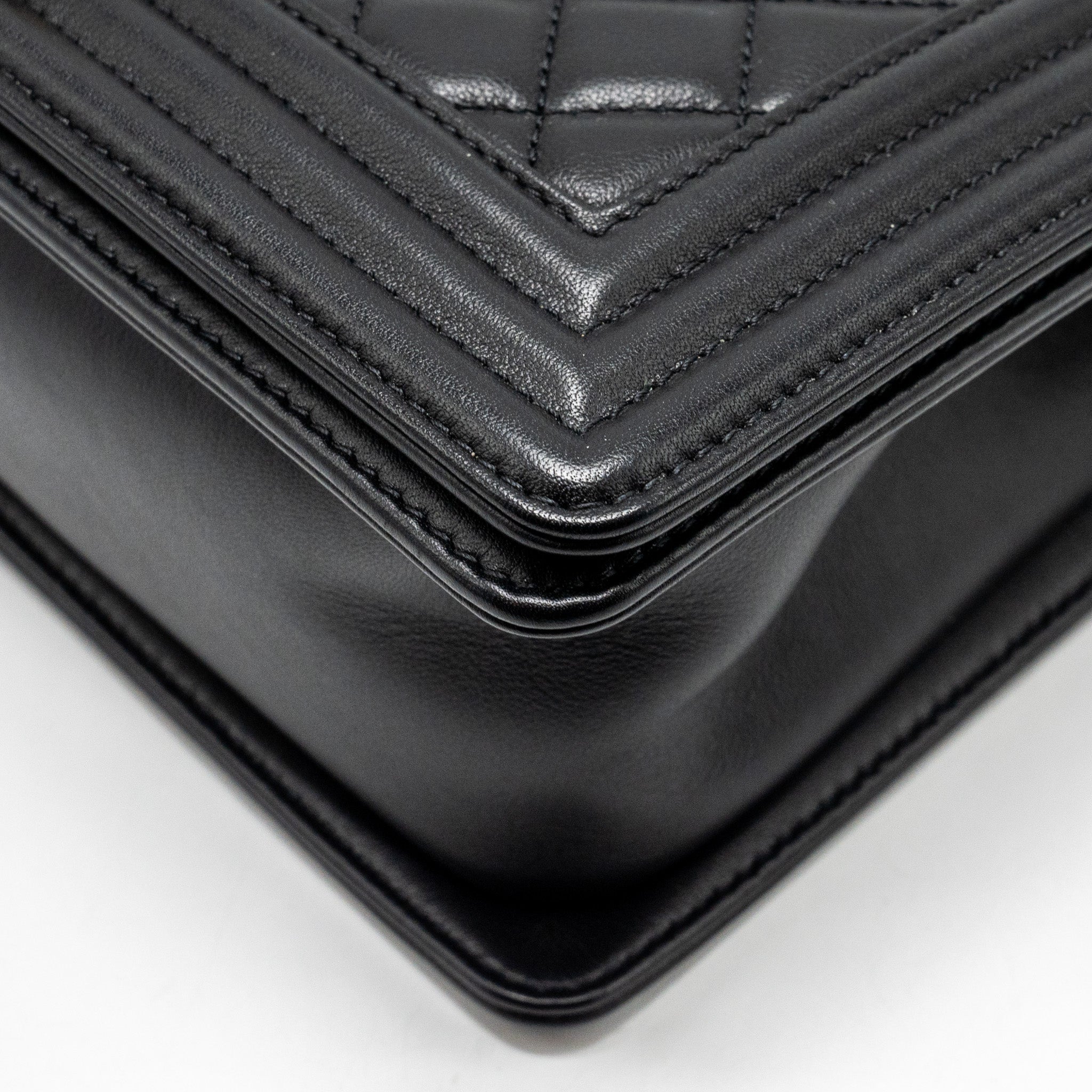 CHANEL MEDIUM BOY BAG CALFSKIN BLACK GHW
