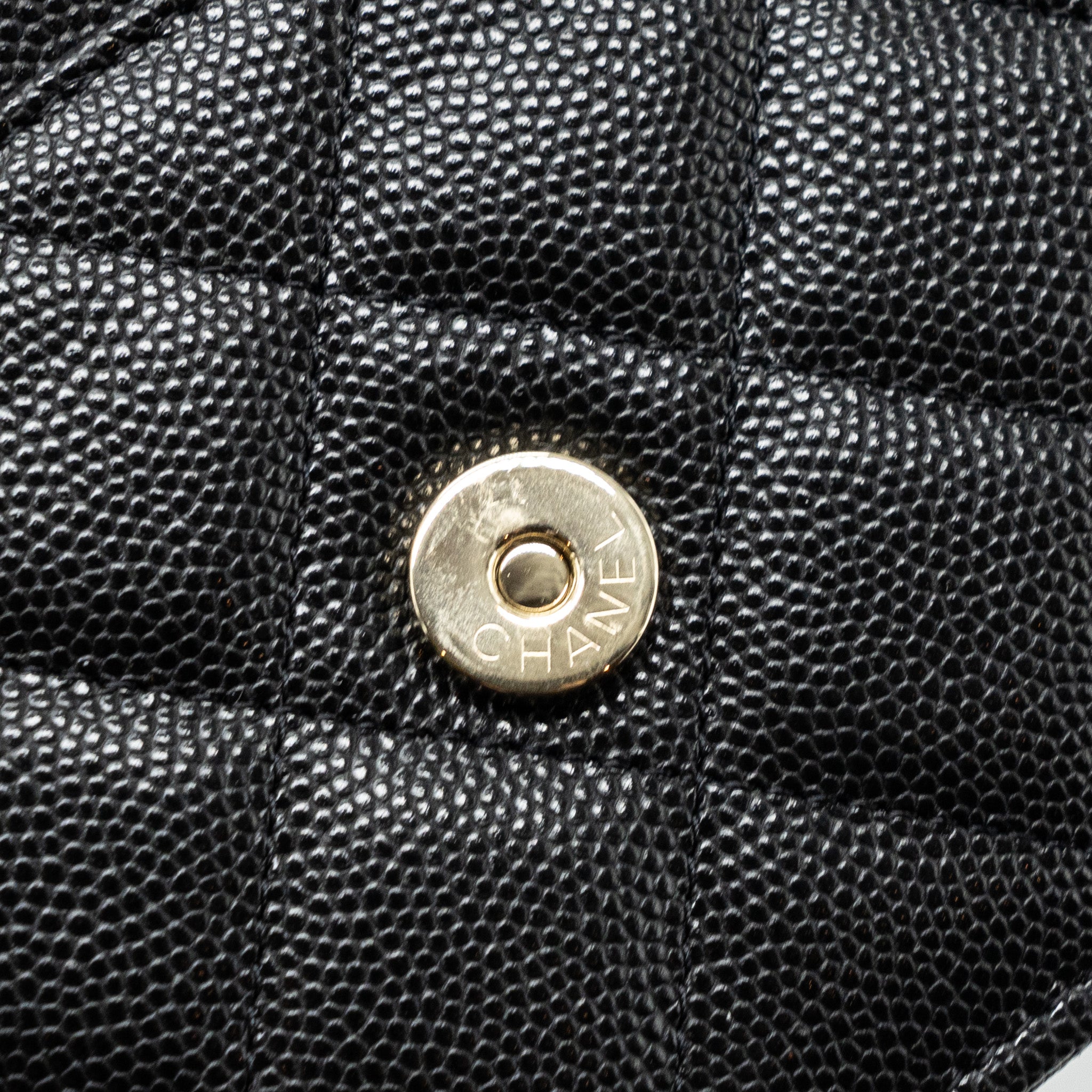 CHANEL 23K DETAILED CC LOGO WALLET ON CHAIN CAVIAR BLACK LGHW (MICROCHIP)