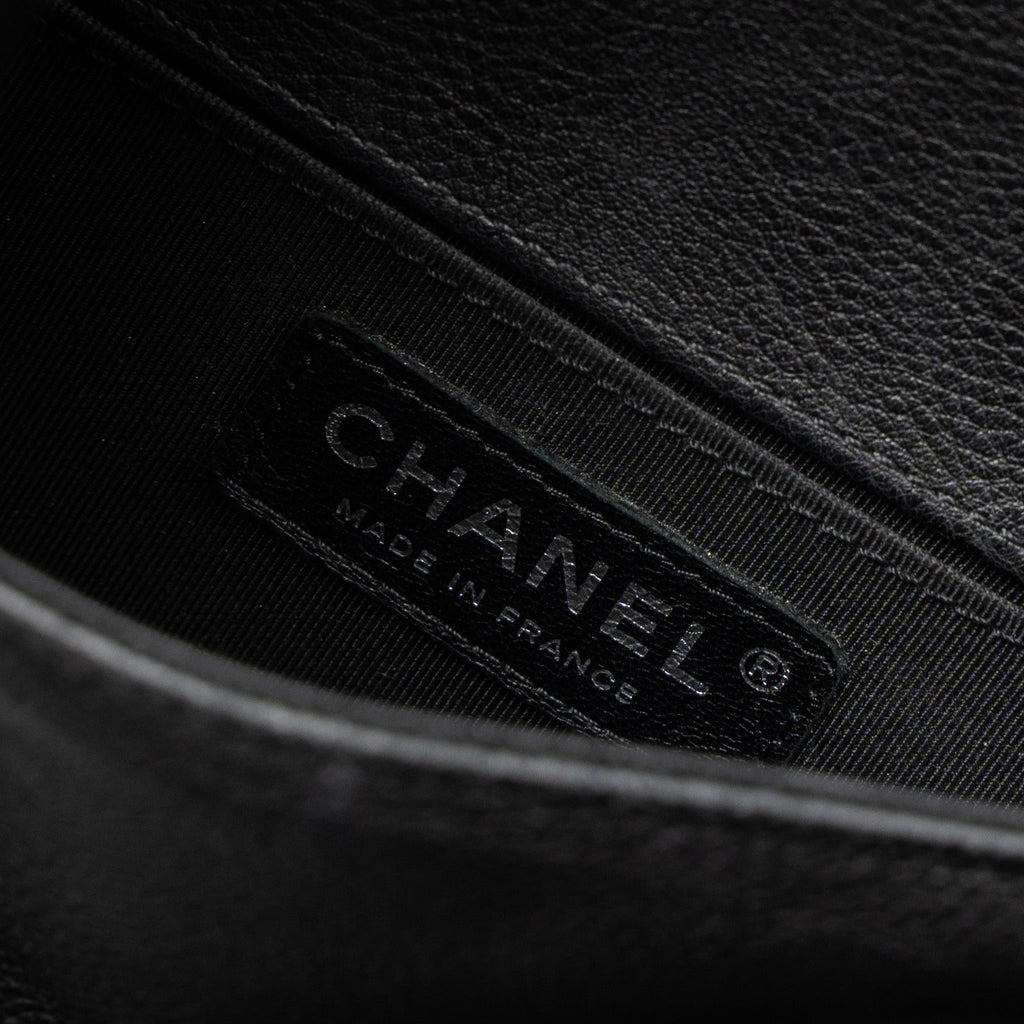 CHANEL MEDIUM BOY BAG GRAINED CALFSKIN BLACK RUTHENIUM HARDWARE