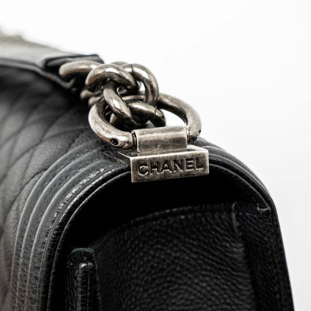 CHANEL MEDIUM BOY BAG GRAINED CALFSKIN BLACK RUTHENIUM HARDWARE