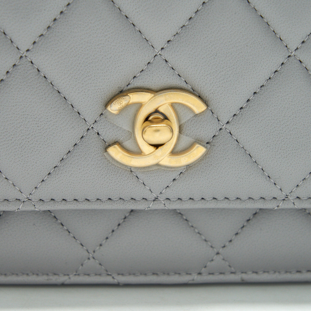 CHANEL 21B PEARL CRUSH WALLET ON CHAIN GREY GHW