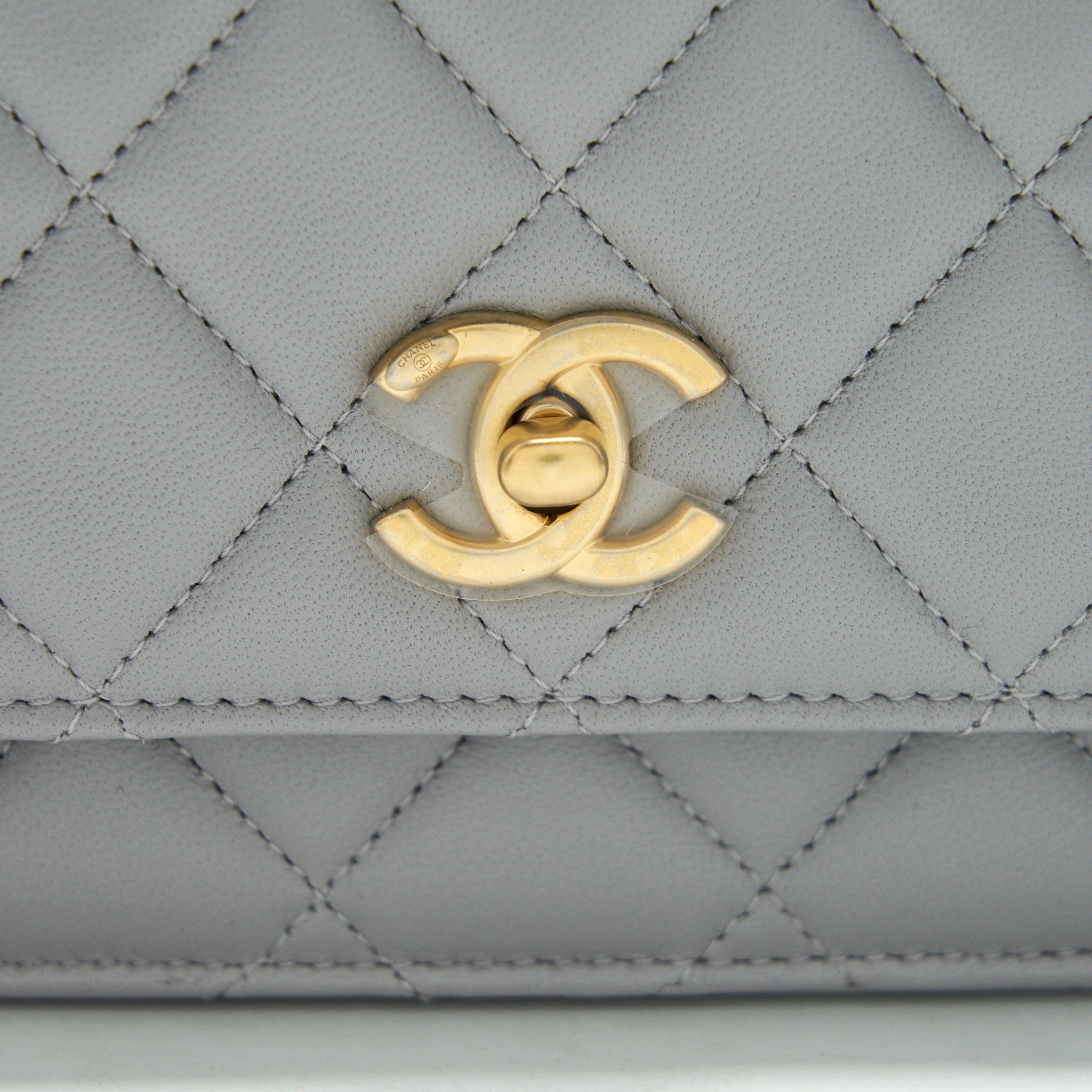 CHANEL 21B PEARL CRUSH WALLET ON CHAIN GREY GHW