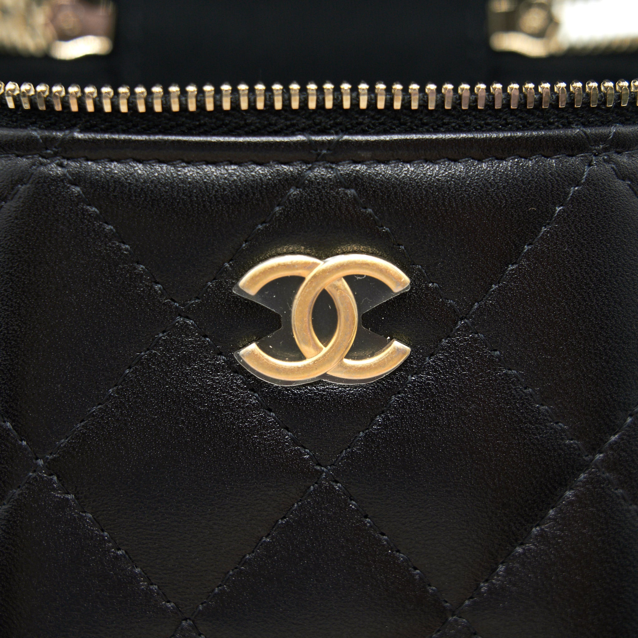 CHANEL 21A TOP HANDLE VANITY WITH CHAIN BLACK GHW