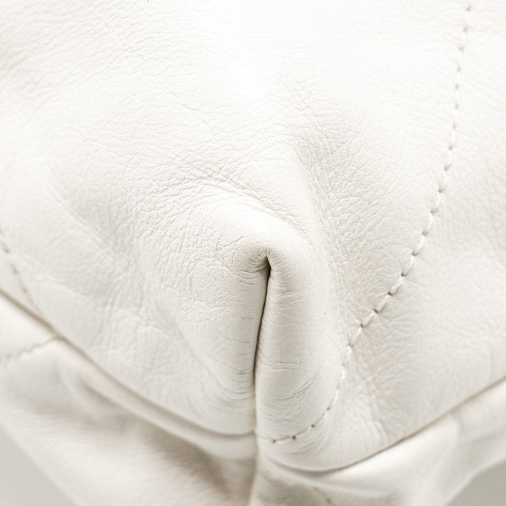 CHANEL MEDIUM 22BAG CALFSKIN WHITE GHW (MICROCHIP)