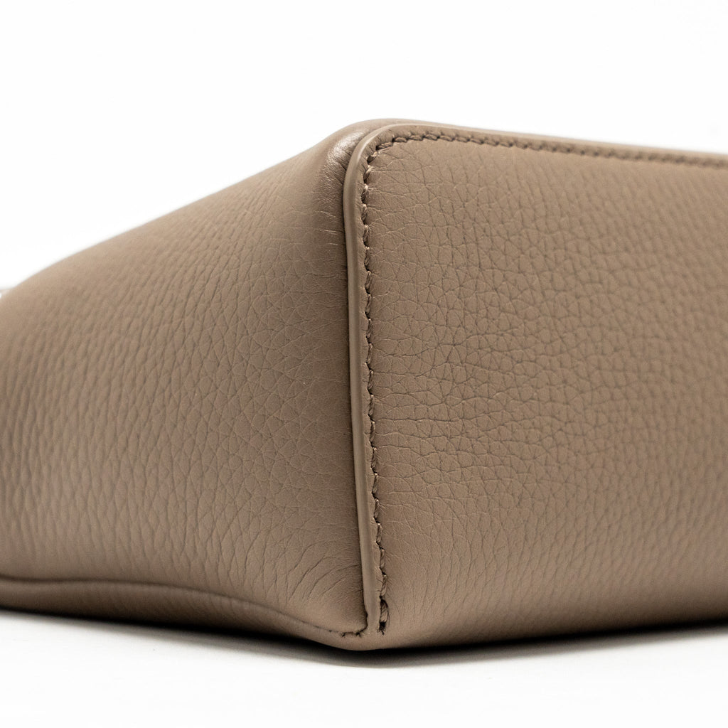 LORO PIANA EXTRA POCKET L19 GRAINED CALFSKIN WARM MASTIC SHW