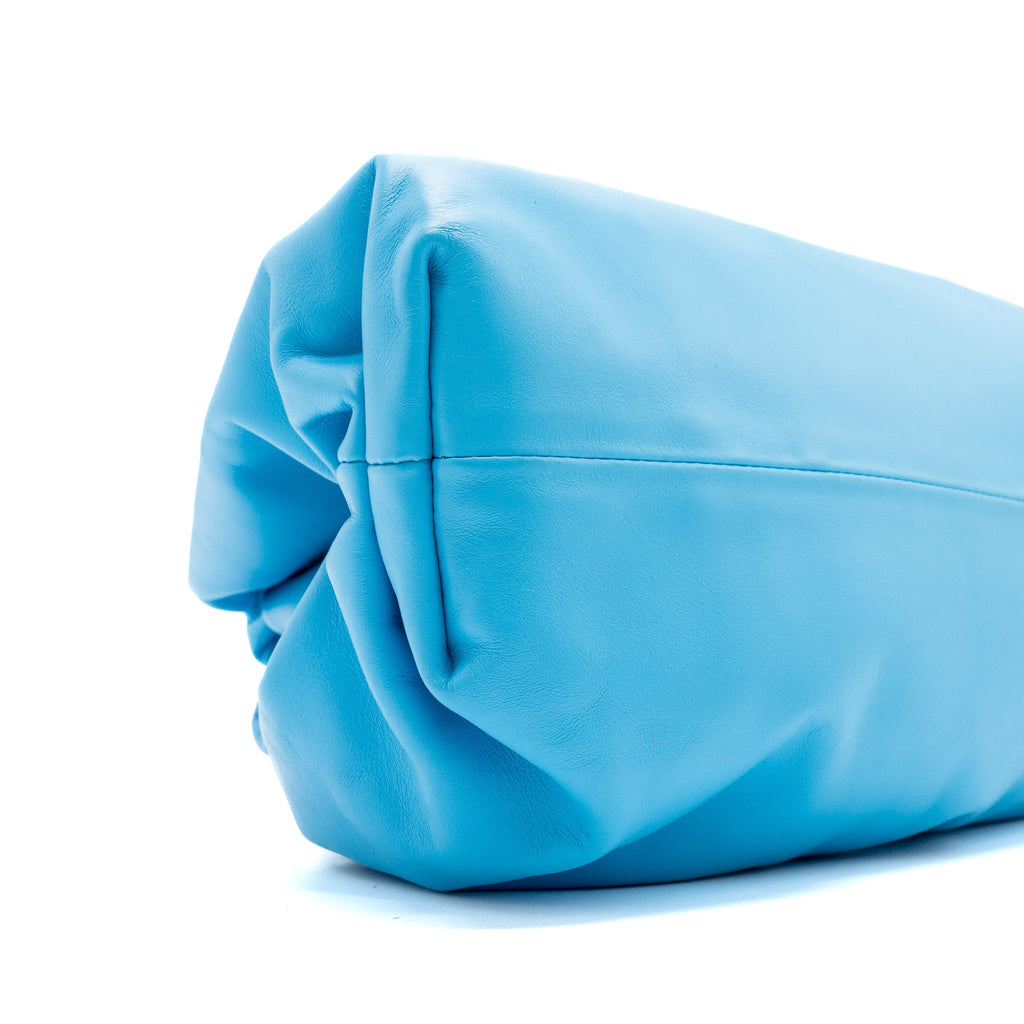 BOTTEGA VENETA THE POUCH CALFSKIN BLUE SHW