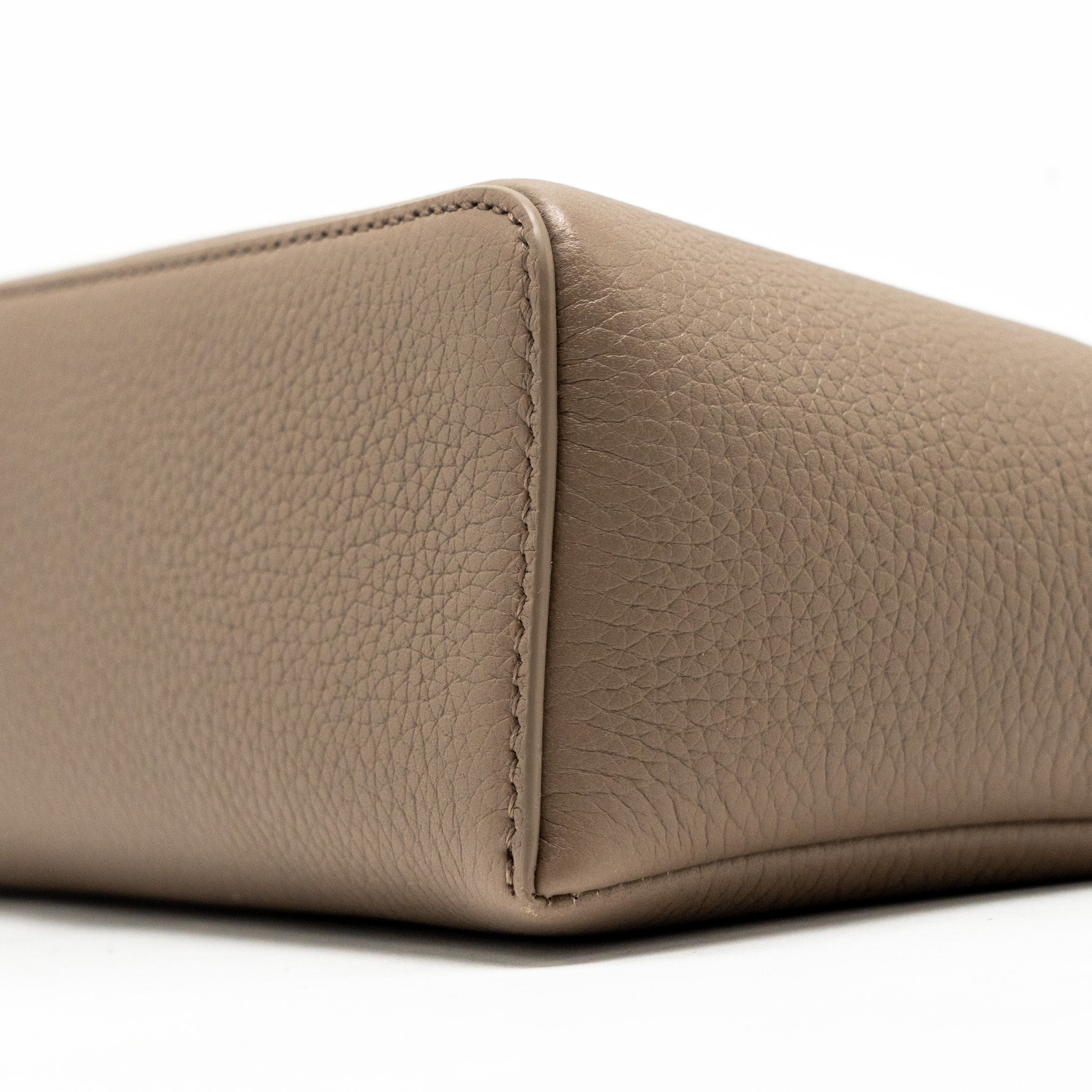 LORO PIANA EXTRA POCKET L19 GRAINED CALFSKIN WARM MASTIC SHW