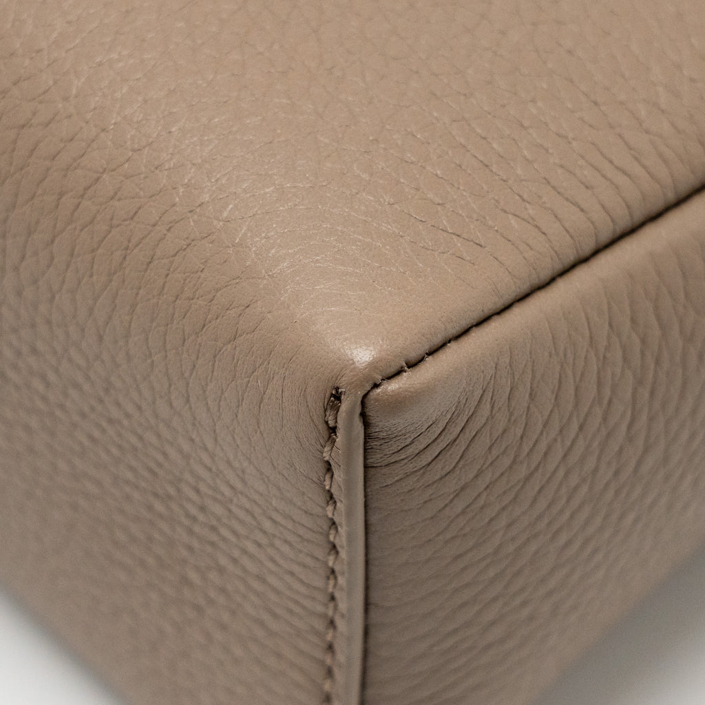 LORO PIANA EXTRA POCKET L19 GRAINED CALFSKIN WARM MASTIC SHW