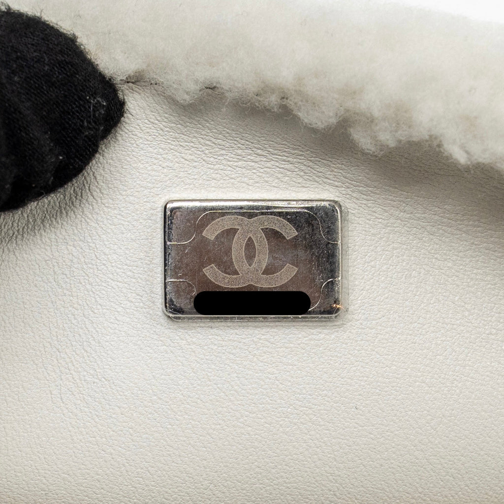 CHANEL 22A FLUFFY CAMELLIA FLAP BAG SHEARLING WHITE SHW (MICROCHIP)