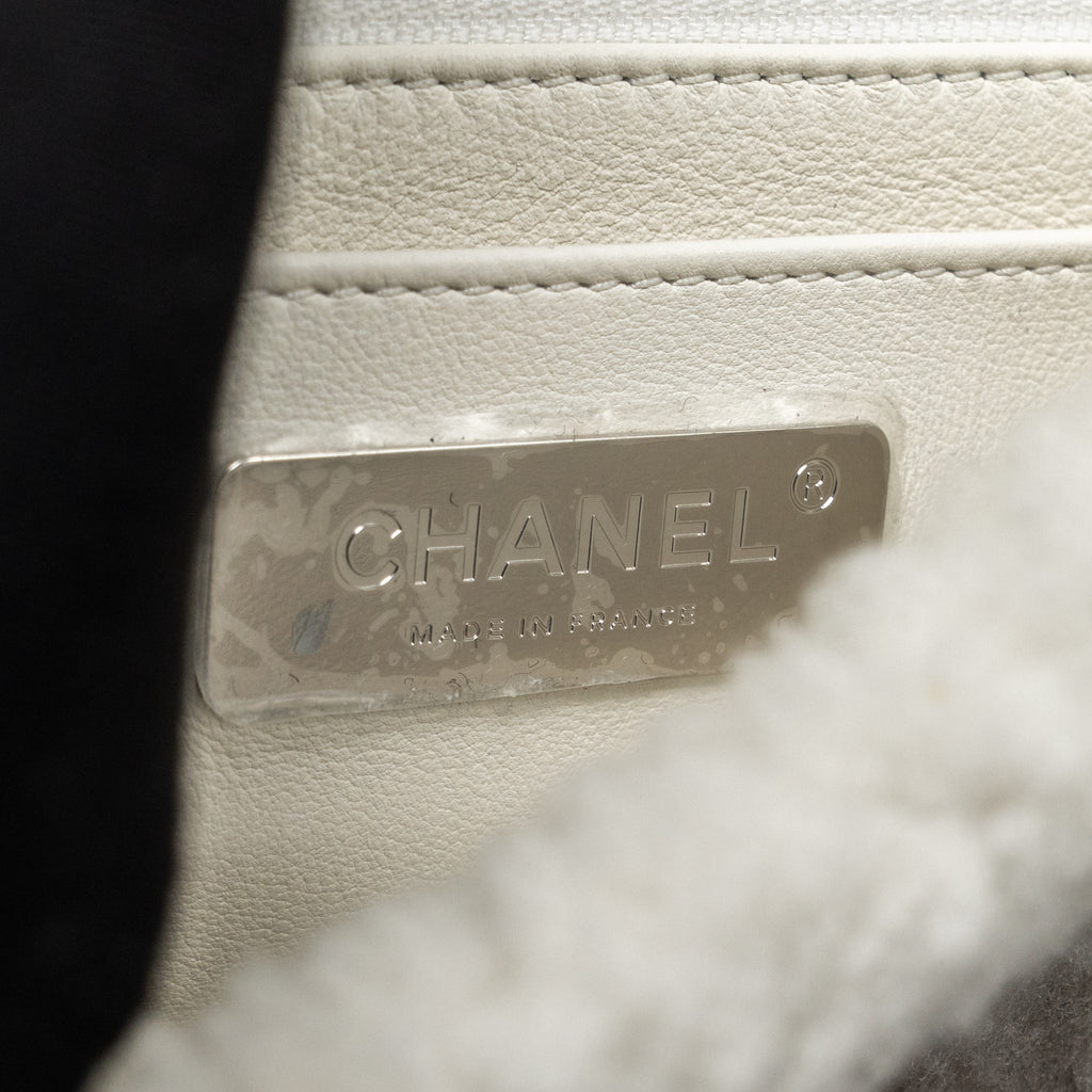 CHANEL 22A FLUFFY CAMELLIA FLAP BAG SHEARLING WHITE SHW (MICROCHIP)