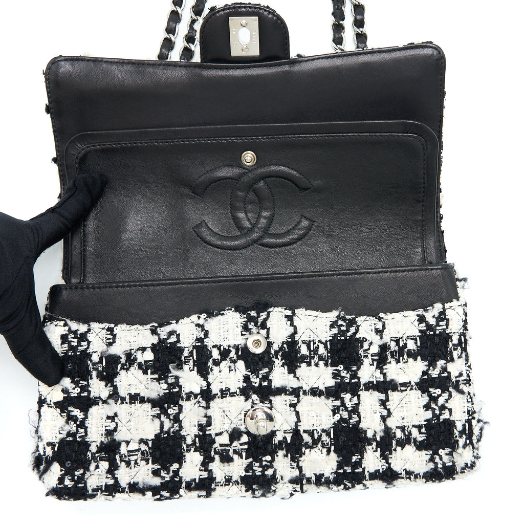 CHANEL VINTAGE MEDIUM CLASSIC FLAP BAG TWEED BLACK AND WHITE SHW
