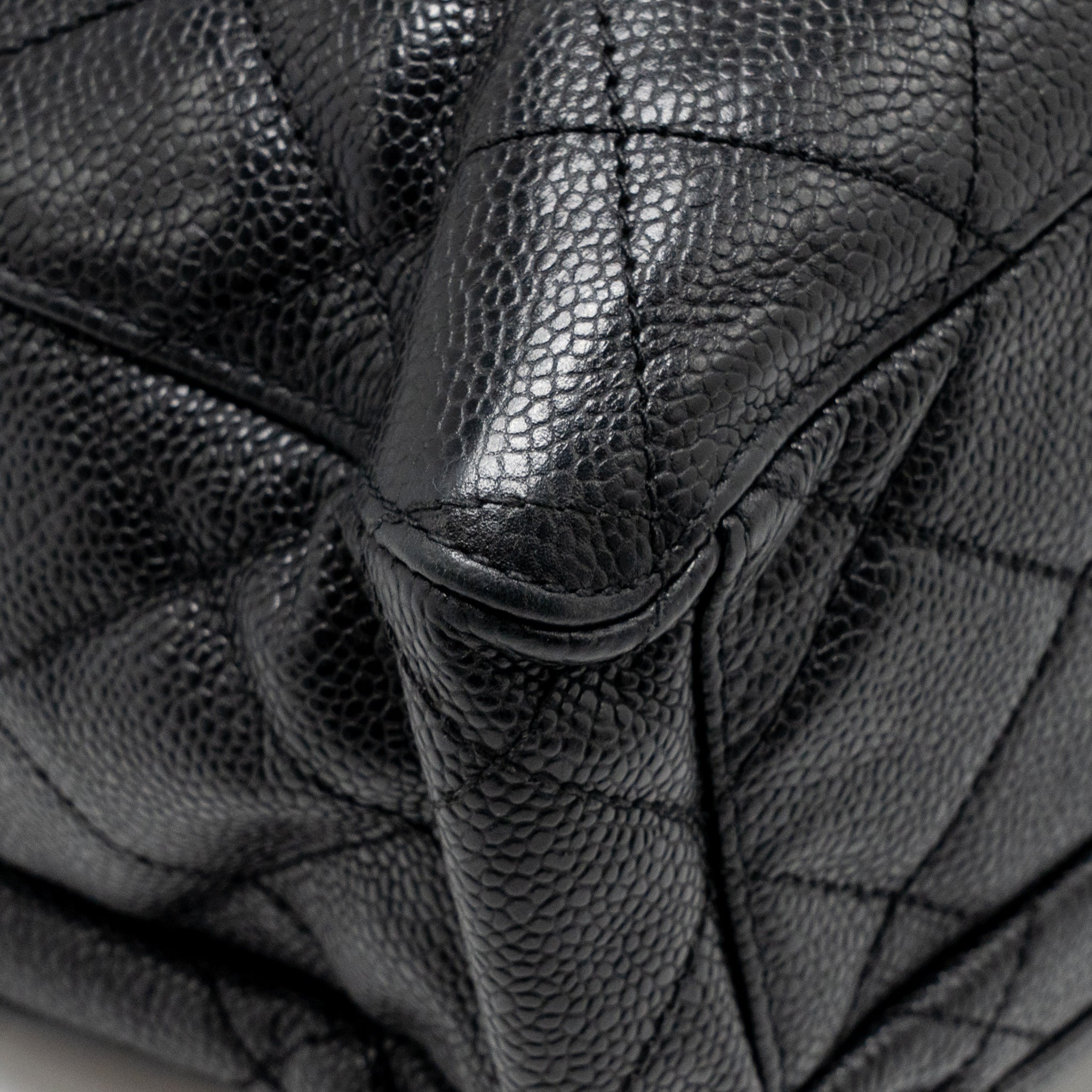 CHANEL QUILTEDE ZIP SHOULDER BAG CAVIAR BLACK GHW