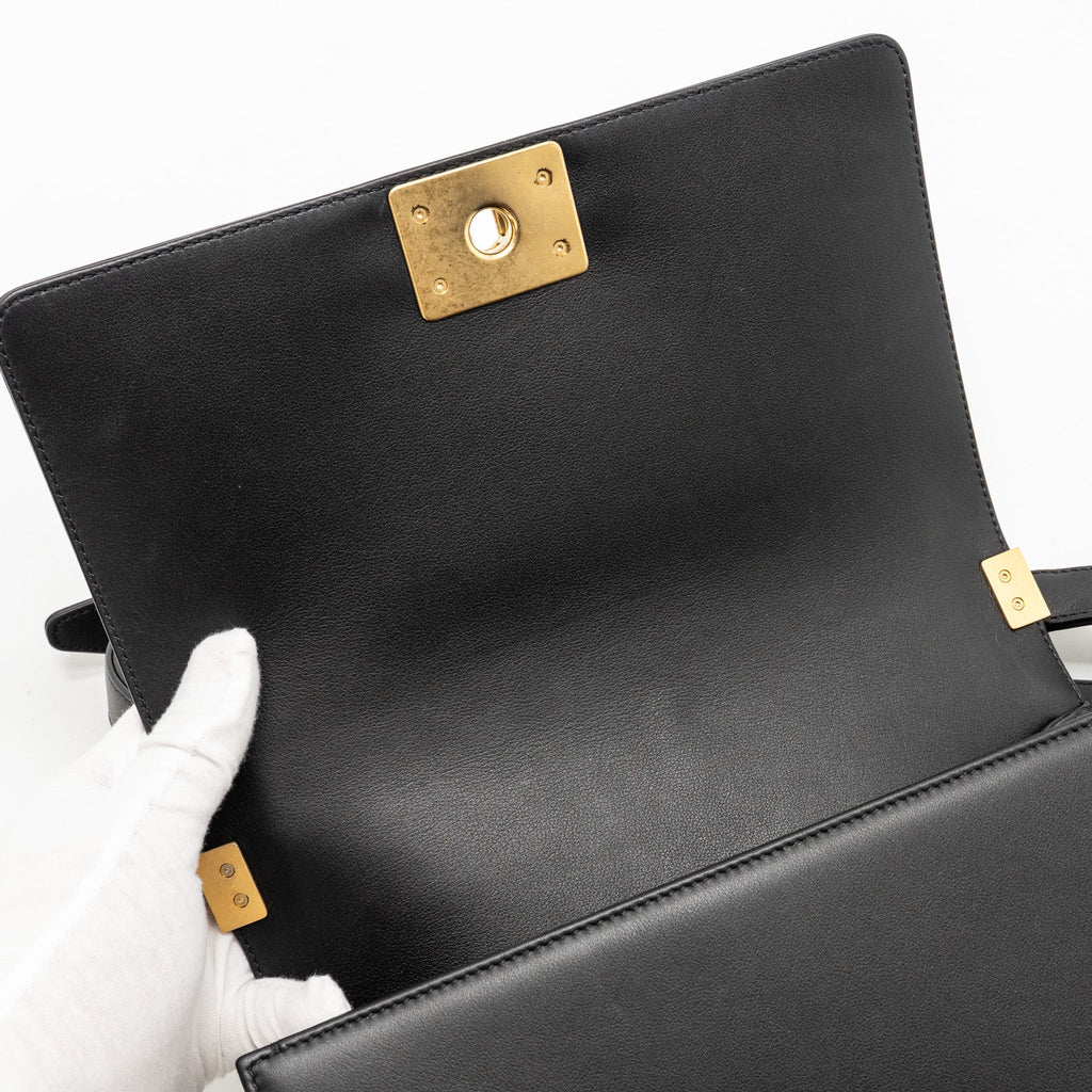 CHANEL MEDIUM BOY BAG CALFSKIN BLACK GHW (MICROCHIP)