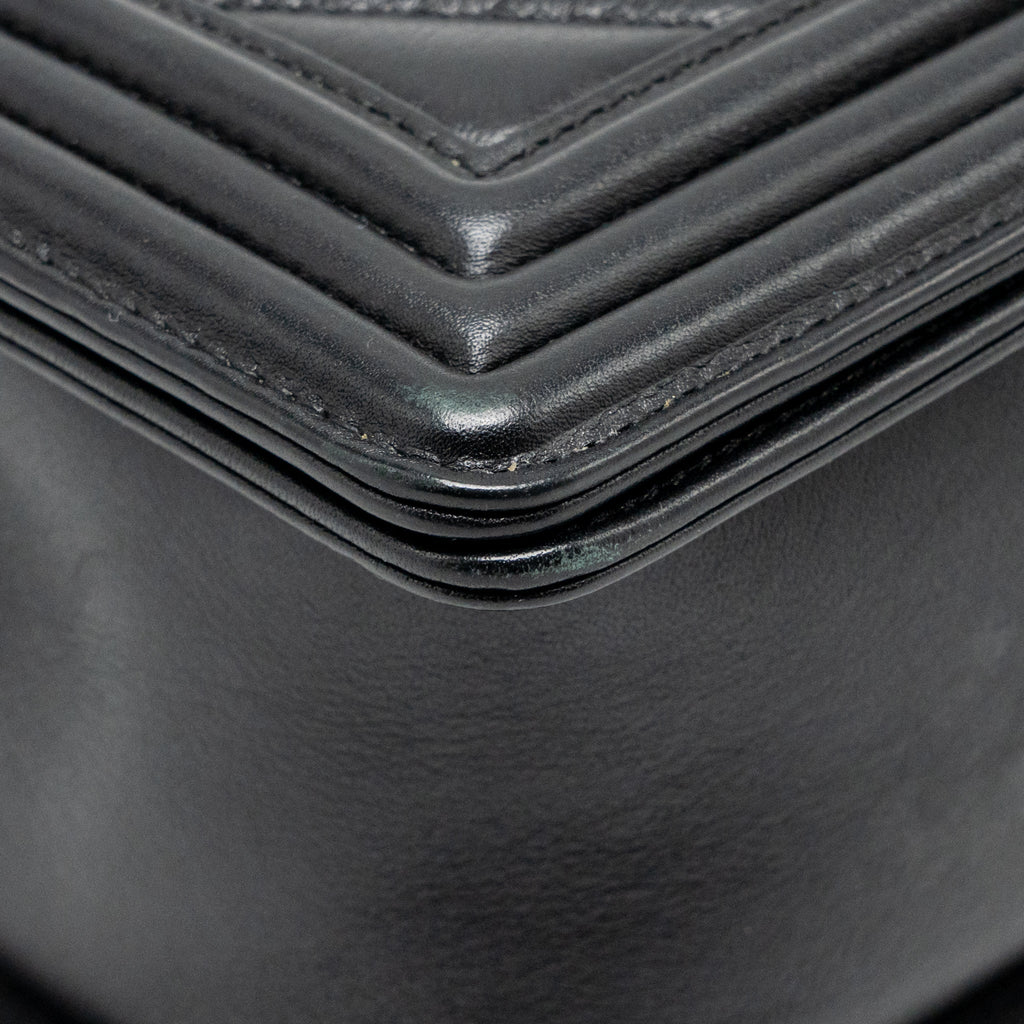 CHANEL CHEVRON MEDIUM BOY BAG CALFSKIN BLACK RUTHENIUM SHW