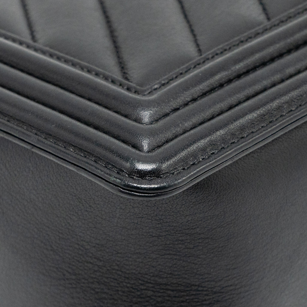 CHANEL CHEVRON MEDIUM BOY BAG CALFSKIN BLACK RUTHENIUM SHW