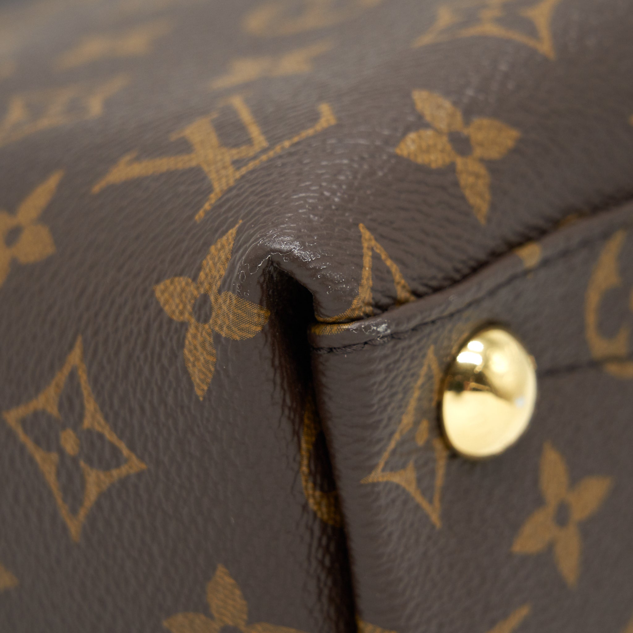 LOUIS VUITTON V TOTE BAG MEDIUM BLACK GHW