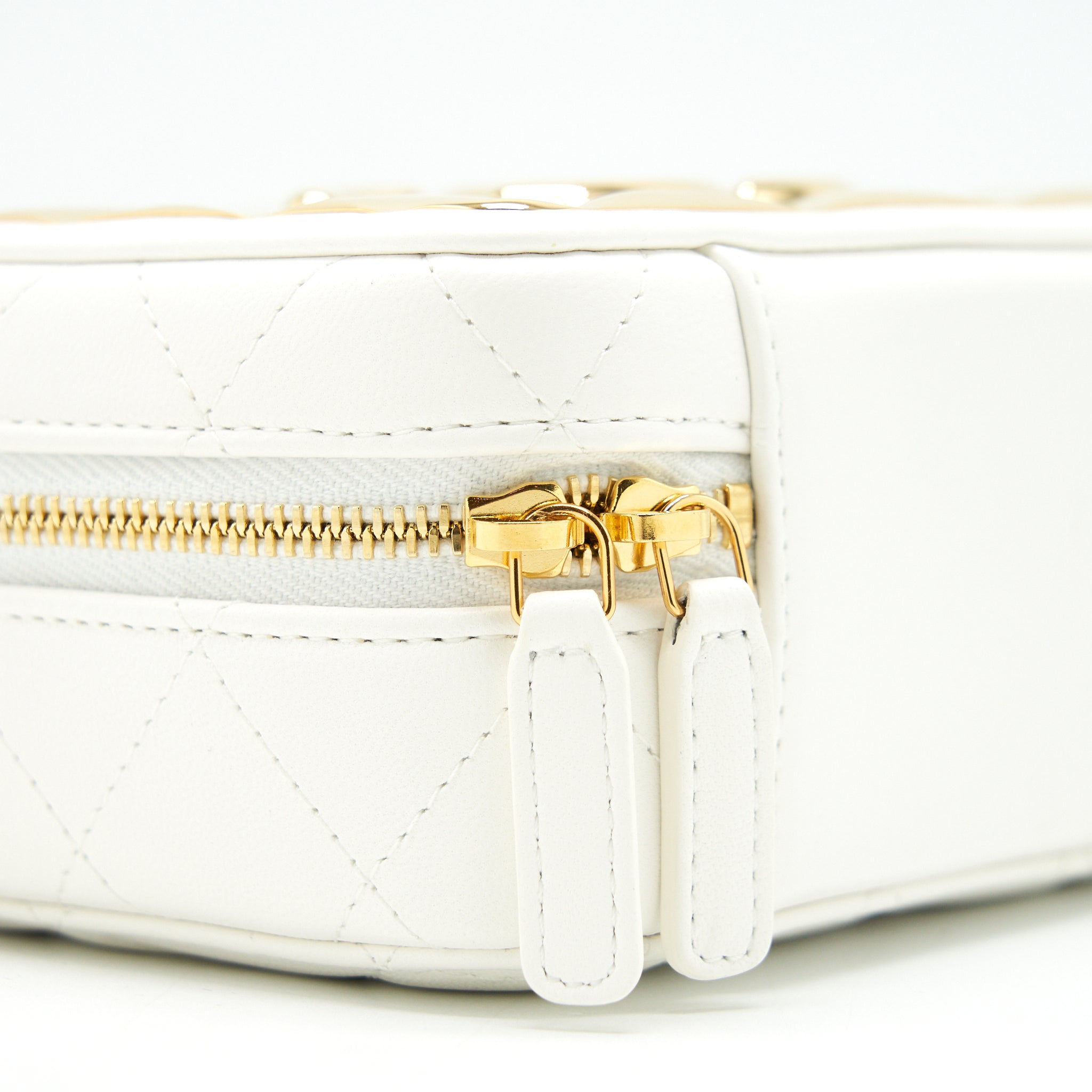 CHANEL 21K SMALL METAL PLATE VANITY WITH CHAIN LAMBSKIN WHITE GHW