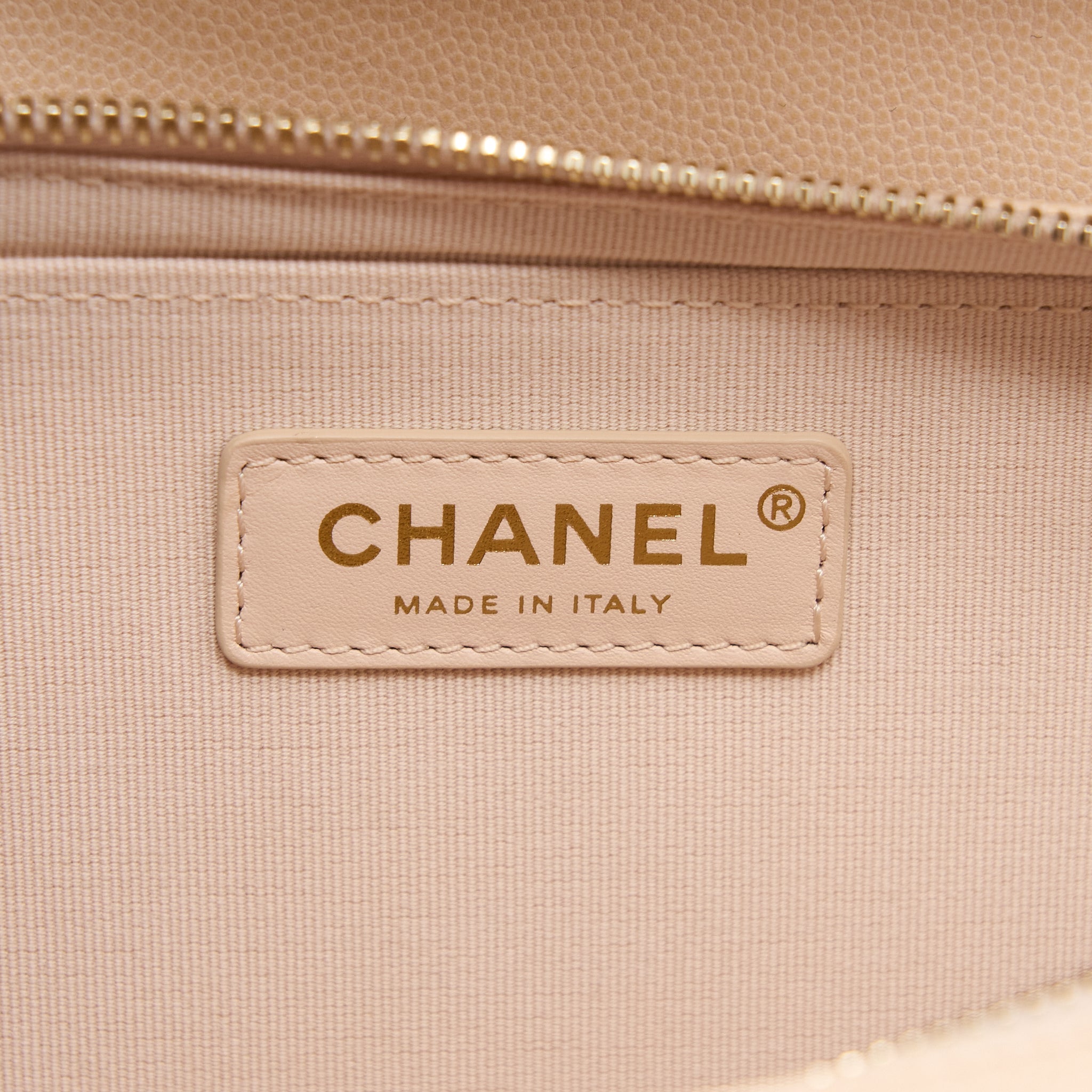 CHANEL 21K CROSSBODY BAG CAVIAR LIGHT BEIGE LGHW (MICROCHIP)