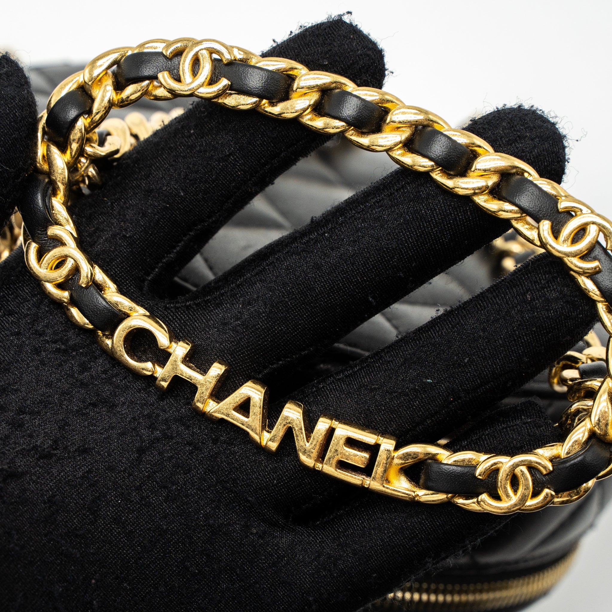 CHANEL ROUND VANITY WITH ROUND HANDLE CROSSBODY BAG LAMBSKIN BLACK GHW (MICROCHIP)