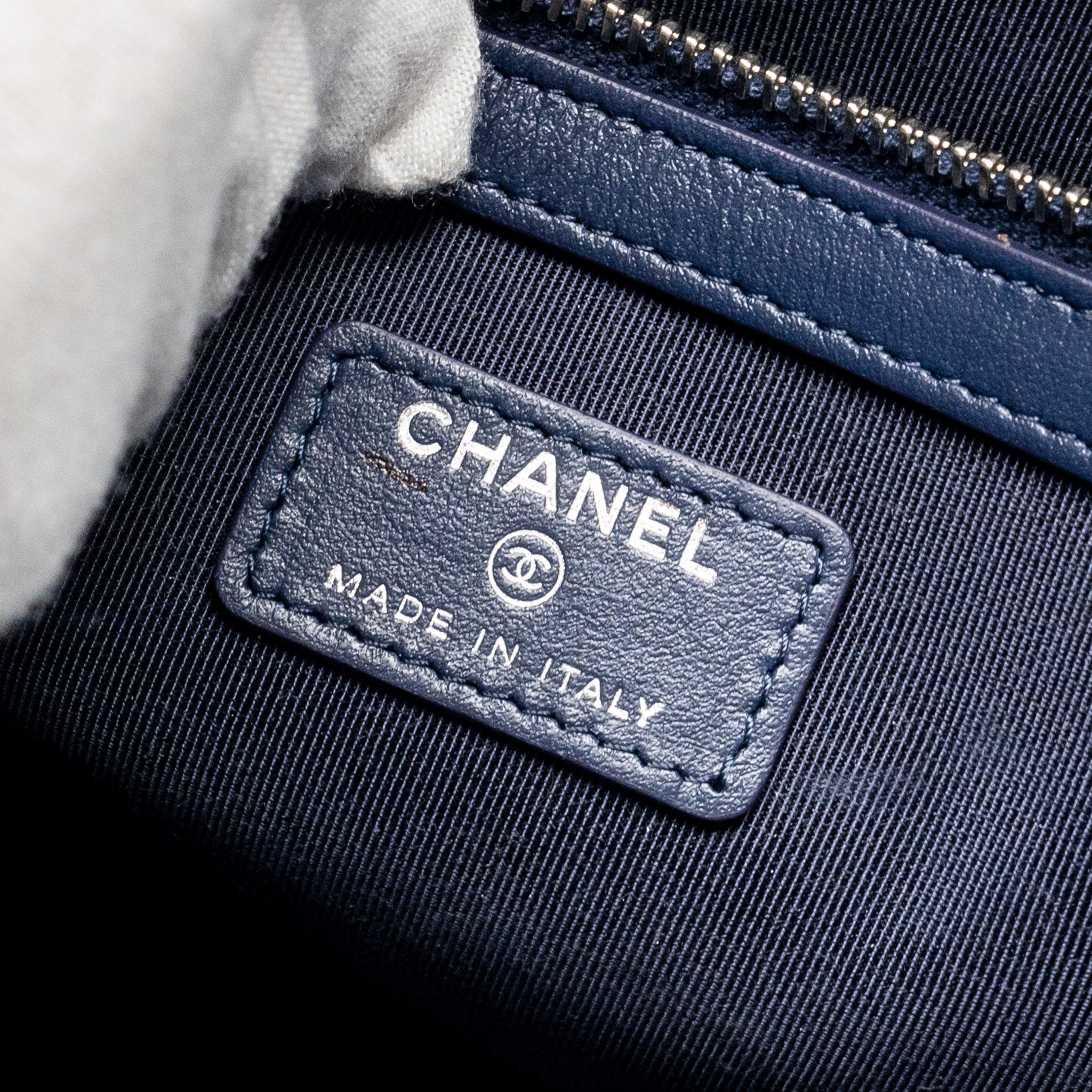 CHANEL COCO PRINTED MEDIUM 2.55 REISSUE O-CASE POUCH FABRIC BLACK/WHITE RUTHENIUM SHW