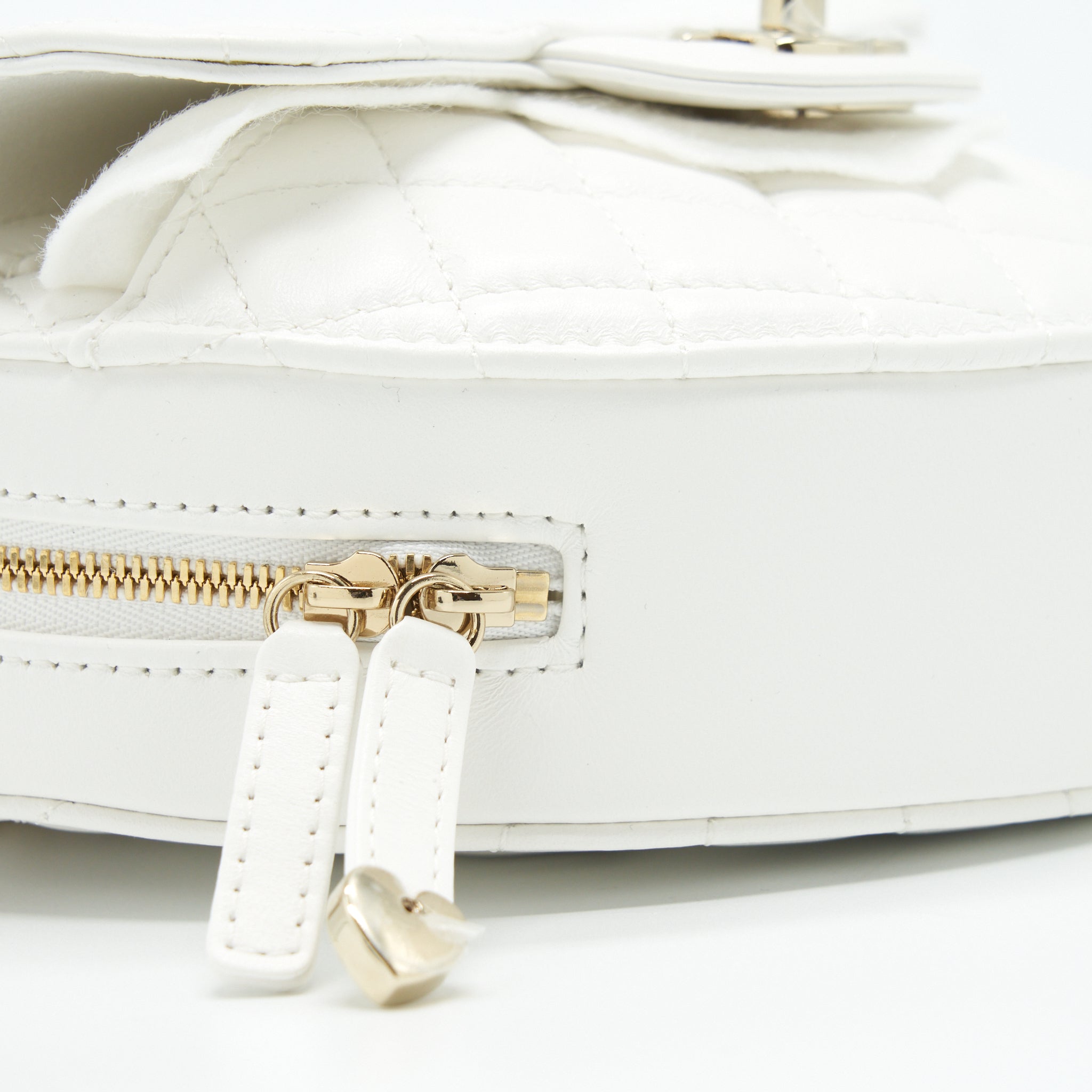 CHANEL 22S HEART BAG LAMBSKIN WHITE LGHW (MICROCHIP)