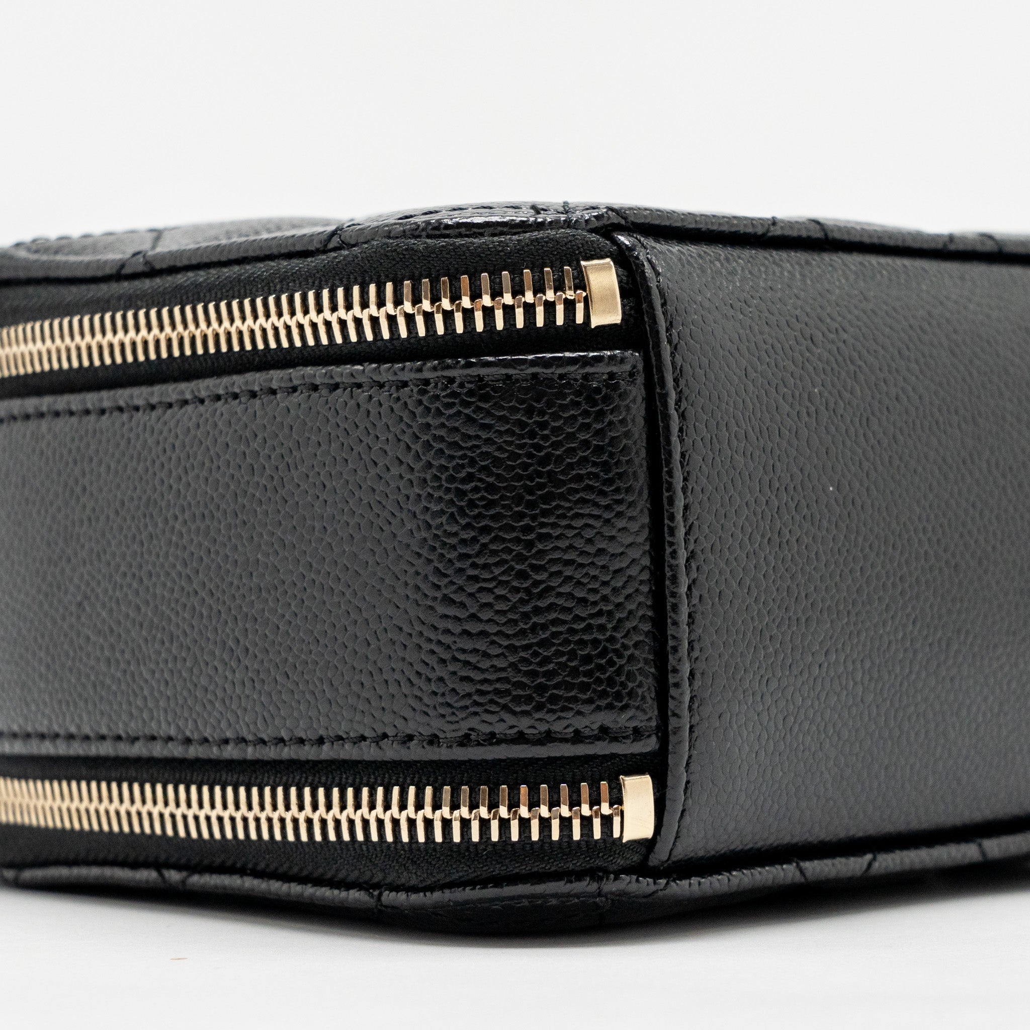 CHANEL LOGO DETAILED HANDLE MINI PICK ME UP VANITY CASE CAVIAR BLACK GHW (MICROCHIP)